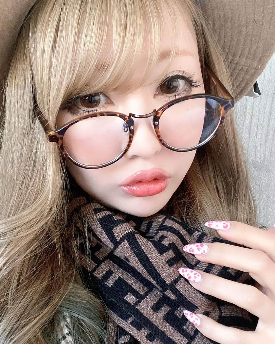 うどんさんのインスタグラム写真 - (うどんInstagram)「最近やたらメガネかけたがりのうどんですw❤️ . なんか足りないなーって時とか とりあえずかけとけばオシャレさん的なw . 何個メガネ持ってんねんってくらい メガネ＆サングラスマニア😘 . もちろんこのメガネも @flex_japan のプチプラ♡ . 何個あっても色々使えるから @flex_japan コレクションも もー10個超えたかなw? . 絶賛ヘビロテ😘 安いのに高級感あってめっちゃオススメやで😙 . #メガネ女子#メガネ男子 #メガネ #ヘビロテ」2月3日 20時35分 - udoooonn