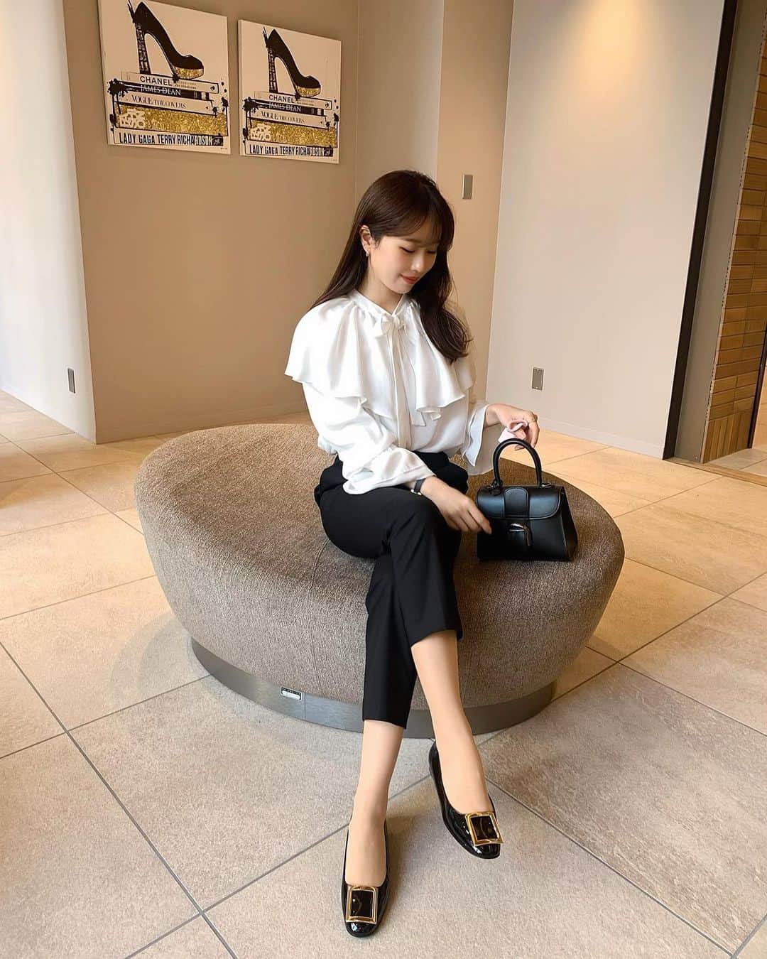 ハンナミのインスタグラム：「🦢🖤 最近は white × black が気分 .」
