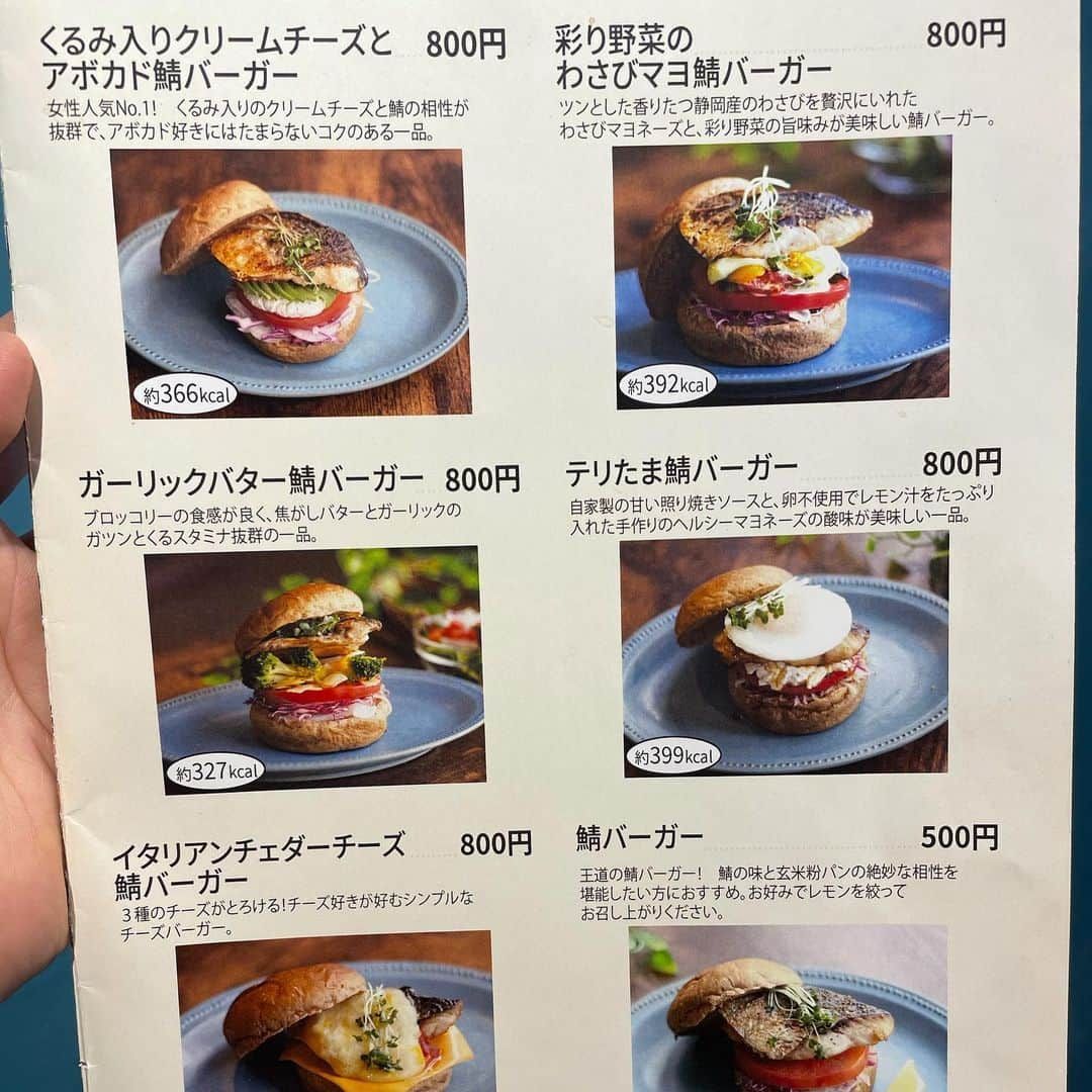 リンリンさんのインスタグラム写真 - (リンリンInstagram)「(大久保　#mkcafe)シビ辛鯖バーガー(1100円)😍 嵐にしやがれで特集‼️ハンバーガー好き必見‼️激レアの鯖バーガーが食べられるお店✨ . 鯖バーガーを食べに初訪問😊 . こちらはフードコーディネーターの @food_yuu さんと 激辛担当の @sunghee.kim.1612  さんとの コラボバーガー🍔 . 激辛唐辛子入りの自家製ラー油とクミンが効いた鯖バーガー何ですが、食べてみると思ったより食べやすくチョイピリ辛程度で食べやすい😋 . 玄米バンズもフッワフワ♪で美味しい✨何より鯖はカロリー低いから、食べたいけどカロリー気になる…😭って方も気にする事なく食べれます😊 . お店も広くオシャレだし、スタッフさんも丁寧な接客なのでお近く行かれて気になった際は是非☺️❤️ . —————-📍〜お店情報〜📍————— ＜店名と最寄駅＞ MK CAFE  JR総武線大久保駅北口約３０秒 . 🏠<住所> 東京都新宿区百人町1-21-14 . ⏰<営業時間> [水～木] 11時半～22時半 [金]　　　　 11時半～23時 [土曜日]　　　  11時～23時 [日] 11時～18時 . 🗓<定休日> 月曜日 火曜日。コロナの影響で土日のみ  .」2月3日 20時28分 - rinrin99999