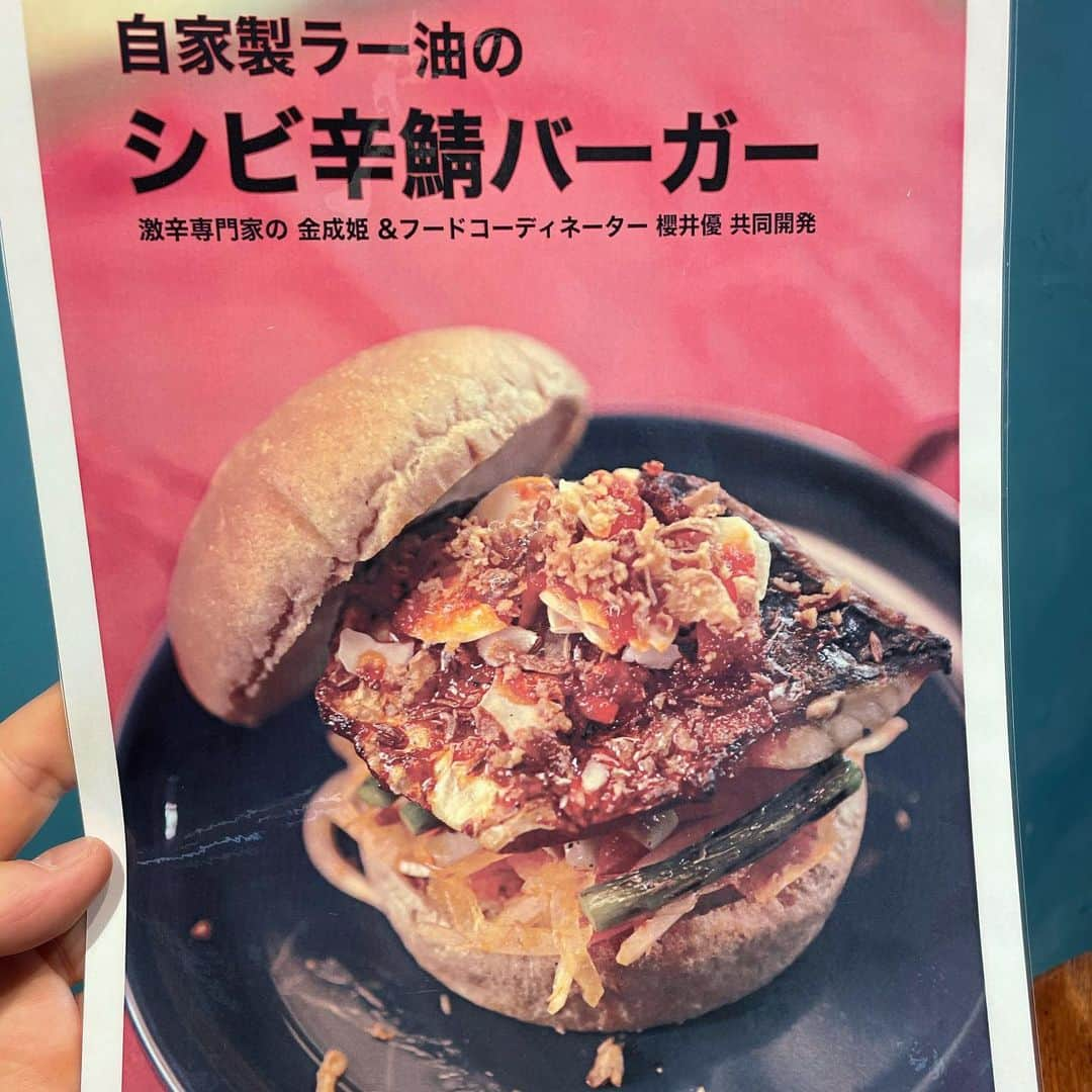 リンリンさんのインスタグラム写真 - (リンリンInstagram)「(大久保　#mkcafe)シビ辛鯖バーガー(1100円)😍 嵐にしやがれで特集‼️ハンバーガー好き必見‼️激レアの鯖バーガーが食べられるお店✨ . 鯖バーガーを食べに初訪問😊 . こちらはフードコーディネーターの @food_yuu さんと 激辛担当の @sunghee.kim.1612  さんとの コラボバーガー🍔 . 激辛唐辛子入りの自家製ラー油とクミンが効いた鯖バーガー何ですが、食べてみると思ったより食べやすくチョイピリ辛程度で食べやすい😋 . 玄米バンズもフッワフワ♪で美味しい✨何より鯖はカロリー低いから、食べたいけどカロリー気になる…😭って方も気にする事なく食べれます😊 . お店も広くオシャレだし、スタッフさんも丁寧な接客なのでお近く行かれて気になった際は是非☺️❤️ . —————-📍〜お店情報〜📍————— ＜店名と最寄駅＞ MK CAFE  JR総武線大久保駅北口約３０秒 . 🏠<住所> 東京都新宿区百人町1-21-14 . ⏰<営業時間> [水～木] 11時半～22時半 [金]　　　　 11時半～23時 [土曜日]　　　  11時～23時 [日] 11時～18時 . 🗓<定休日> 月曜日 火曜日。コロナの影響で土日のみ  .」2月3日 20時28分 - rinrin99999