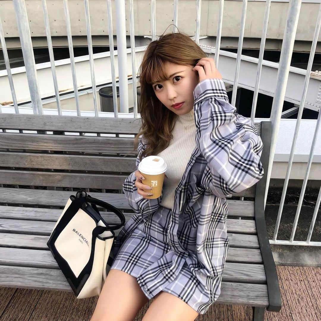 EON（梶野恵園）のインスタグラム：「﻿ ﻿ ぜんぜん冬終わってないね？﻿ ちゃんとそれなりにさむくてびっくりした﻿ ﻿ ﻿ ホットカフェラテもすぐに冷めちゃう☕💭💭﻿ ﻿ ﻿ ﻿ #ootd #fashion #code #coordinate #ootdfashion #todaysfashion #セットアップ #セットアップコーデ #followme #l4l #フォロワー募集中 #outfit #outfitoftheday #bag #BALENCIAGA #カフェラテ #カフェラテ好き #ビジョビ」