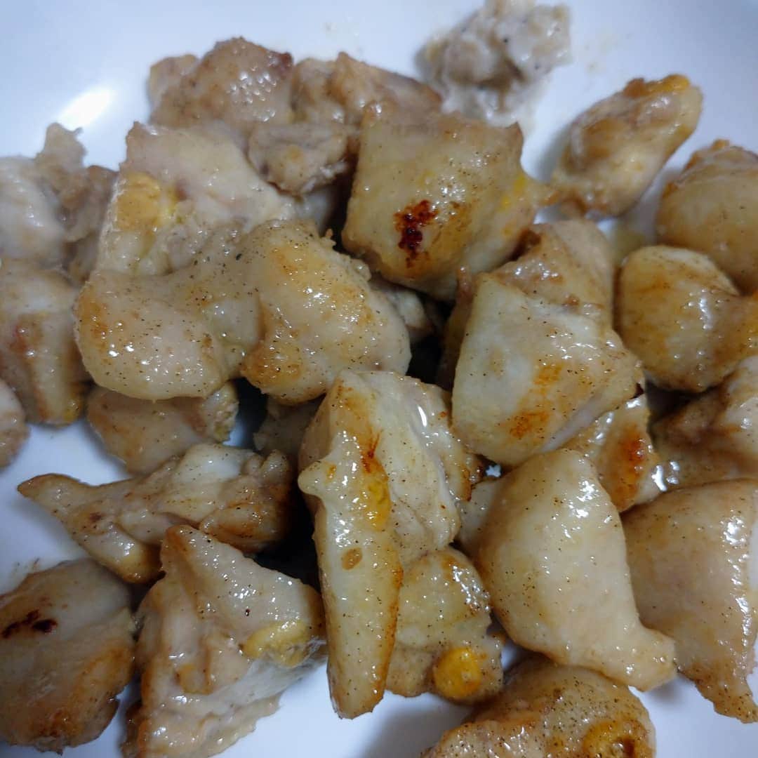 橋本和樹のインスタグラム：「本日のズボラ飯  ぼんじりの塩コショウ焼き 市販のきざみねぎ塩を添えて  辛味噌豚汁 #ズボラ飯 #自炊飯 #ドケチ飯 #プロレスラーが作る飯 #酒飲みの味 #基本茶色」
