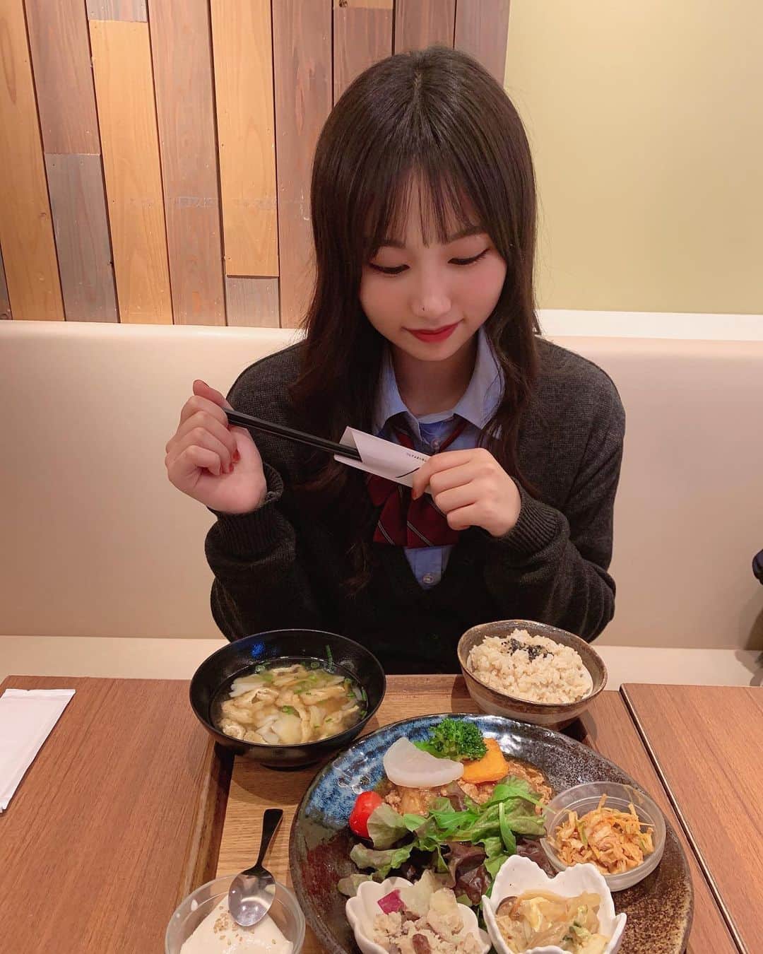 宮丸くるみのインスタグラム：「おいしかった( ¨̮ )  ・ ・ ・  #リリバリ #lilyofthevalley #アイドル #idol #jk #18歳 #高校生 #ロングヘア #ぱっつん前髪 #黒髪 #定食 #ランチ」