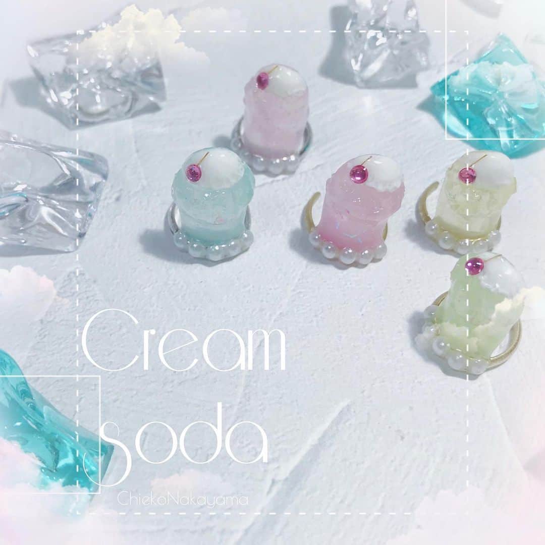 なかやまちえこのインスタグラム：「ハンドメイド ネイルリング 『Cream soda』の販売が始まりました🍹 @stampnailring ⠀ ご購入は @stampnailring  のプロフィールから販売サイトに飛んでいただくか、ストーリーからswipe出来ます😌✨⠀ ⠀ #リングネイル は指先に #リング をはめていただくのみの取り外し簡単に爪先のオシャレを楽しめる商品です✨⠀ #スタンピングネイルリング ⠀ 全てハンドメイドとなりますので、よろしくお願い致します😌🙏🙏✨⠀ #nail #nails #nailart #ネイル #美甲 #ネイルアート  #japanesenailart #manucure #japanesenails #manicurist #gelnails #أظافر #네일아트 #vẽmóng #ngườiđẹp  #เพ้นท์เล็บ #искусствоногтя #artedeuñas #เพ้นท์เล็บเจล #ジェルネイルデザイン #ネイルデザイン #senikuku #nagelkunst #ゆめかわネイル #オーロラネイル #ゆめかわいい ⠀ ・意匠登録済（デザイン特許）STAMPNAIL ・実用新案登録済（使い方特許）STAMPNAIL」