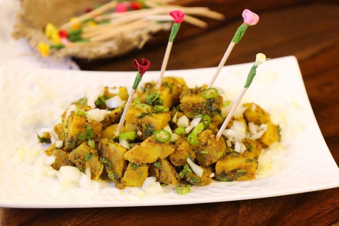Archana's Kitchenさんのインスタグラム写真 - (Archana's KitchenInstagram)「Aloo Chaat Dili Style is popular street food in Delhi. This a healthy baked version instead of fried. Aloo is tossed in spices and chutney to make them yummy. Make this as a tea time snack.  Get the recipe from the smart.bio link in my profile @archanaskitchen」2月3日 20時30分 - archanaskitchen