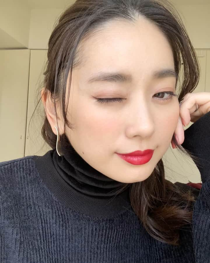 松永ちさとのインスタグラム：「お家でひと遊び💄♫♫ natural makeだった日の行末 いろいろ試せてたのしいね🤪⭐︎⭐︎ #liquid#eyeliner#Bordeaux #04 @sopo_cosmetics  #satinlipstick … @guchi  #make#chisamake #松永ちさと」