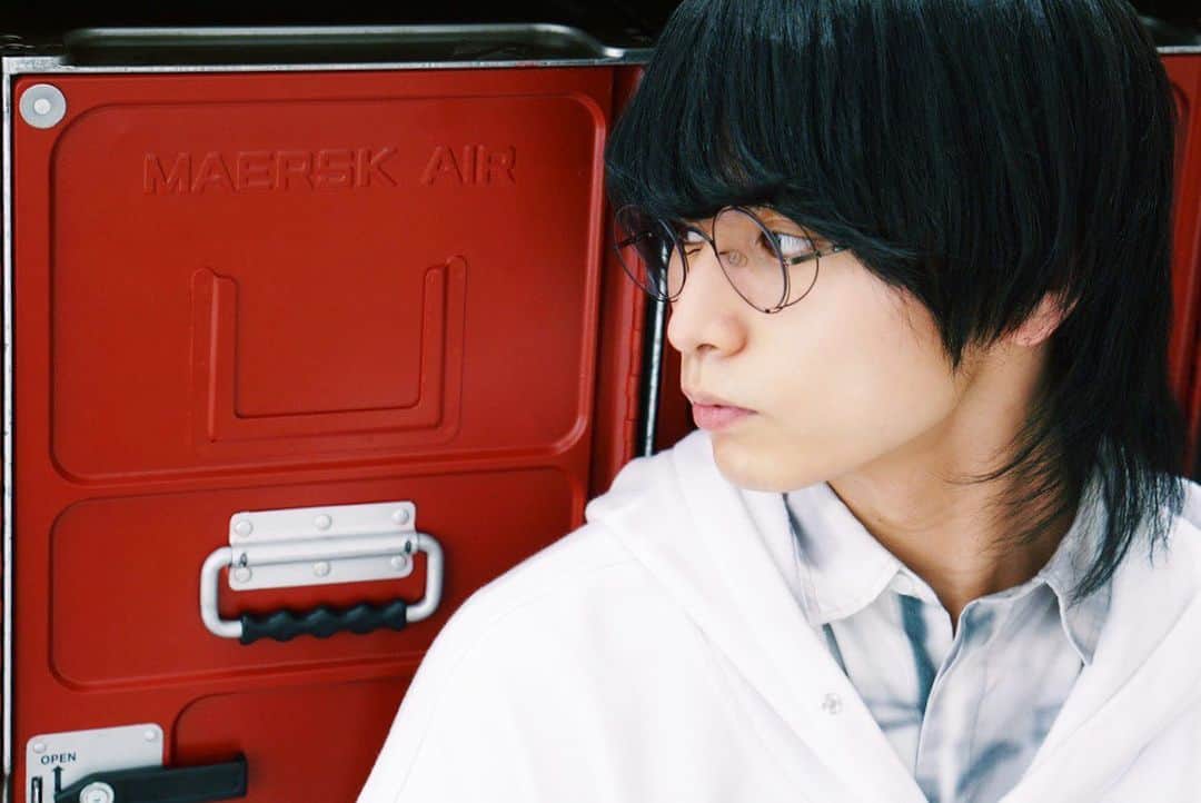 MYKITA SHOP TOKYOのインスタグラム：「YUKI’S PICK: 大阪店のスタッフYUKIが選ぶのは、MMCRAFT001です。サイドのアウトラインはMaison Margielaの洋服で見られる、レイヤーを取り除いて衣服の骨格を露出させる”デコルテテクニック”を参考にしています。  Yuki at Shop Osaka selected MMCRAFT001 - The side-shield outline references the décortiqué technique seen at Maison Margiela couture whereby layers are removed to expose the framework of a garment.   — #MYKITA #mykitamaisonmargiela  #maisonmargiela  #mykitashoposaka  #mykitashopsjapansnap」