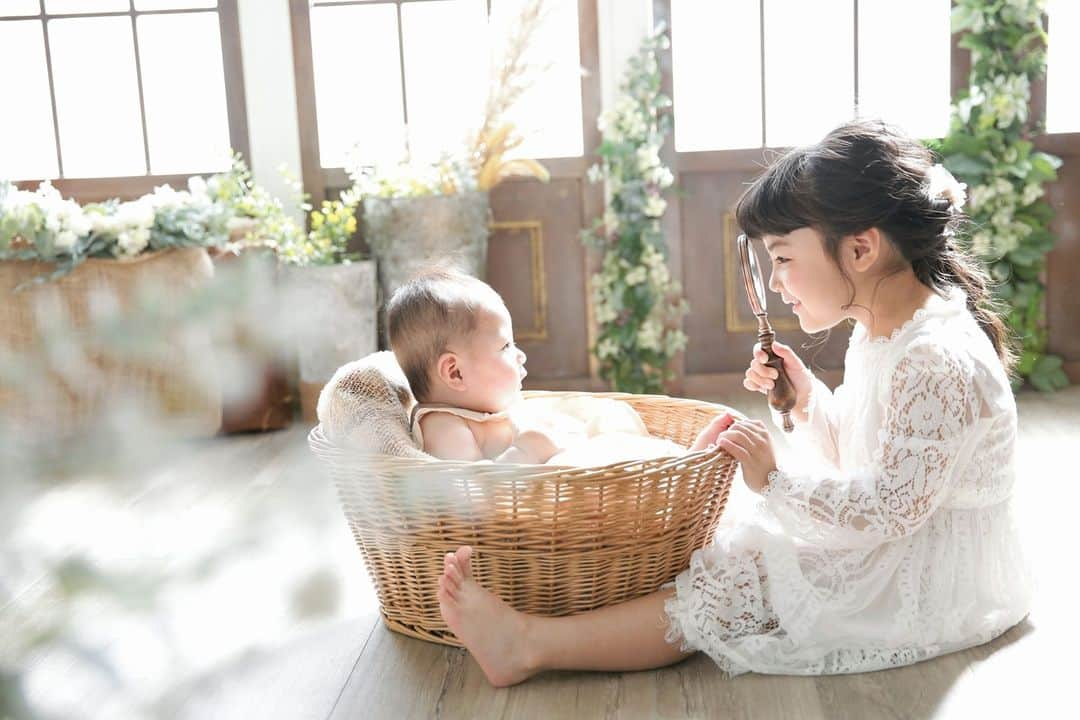 photo maison toctocさんのインスタグラム写真 - (photo maison toctocInstagram)「Bébé et moi*⠀ あかちゃんとわたし⠀ .⠀ 赤ちゃんが産まれた日は⠀ ちいさなわたしが⠀ お姉ちゃんになった日⠀ .⠀ .⠀ 下のお子様の記念撮影では⠀ ご兄弟・姉妹撮影もお撮りしています⠀ .⠀ ”お姉ちゃん誕生記念”も⠀ 是非ご一緒にどうぞ⠀ .⠀ 思いがけない二人の表情が残せておすすめです*⠀ .⠀ .⠀ .⠀ photo maison toctocでは⠀ 感染症対策を徹底し営業しております。⠀ 詳しい対策の内容は⠀ プロフィールのハイライトをご覧くださいませ。⠀ .⠀ .⠀ **親子のためのフォトスタジオ**⠀ photo maison toctoc⠀ 千種店 / 日進東郷店⠀ =WEBサイトよりご予約受付中=⠀ .⠀ .⠀ #フォトスタジオ #photostudio #家族写真 #familyphoto ⠀⠀⠀⠀⠀ #名古屋ママ 　#千種区　#名古屋⠀⠀#七五三 #1歳　#女の子ママ  #男の子ママ⠀⠀⠀⠀⠀ #写真好きな人と繋がりたい #instakids⠀⠀⠀⠀⠀ #ig_kidsphoto #ig_oyabakabu #team_jp_ #親バカ部 #ママリ⠀⠀⠀⠀⠀ #mamanoko #photomaisontoctoc #トックトック #フォトメゾントックトック #日進市 #東郷町 #キッズフォト　#ナチュラルコーデ」2月3日 20時33分 - photomaison.toctoc