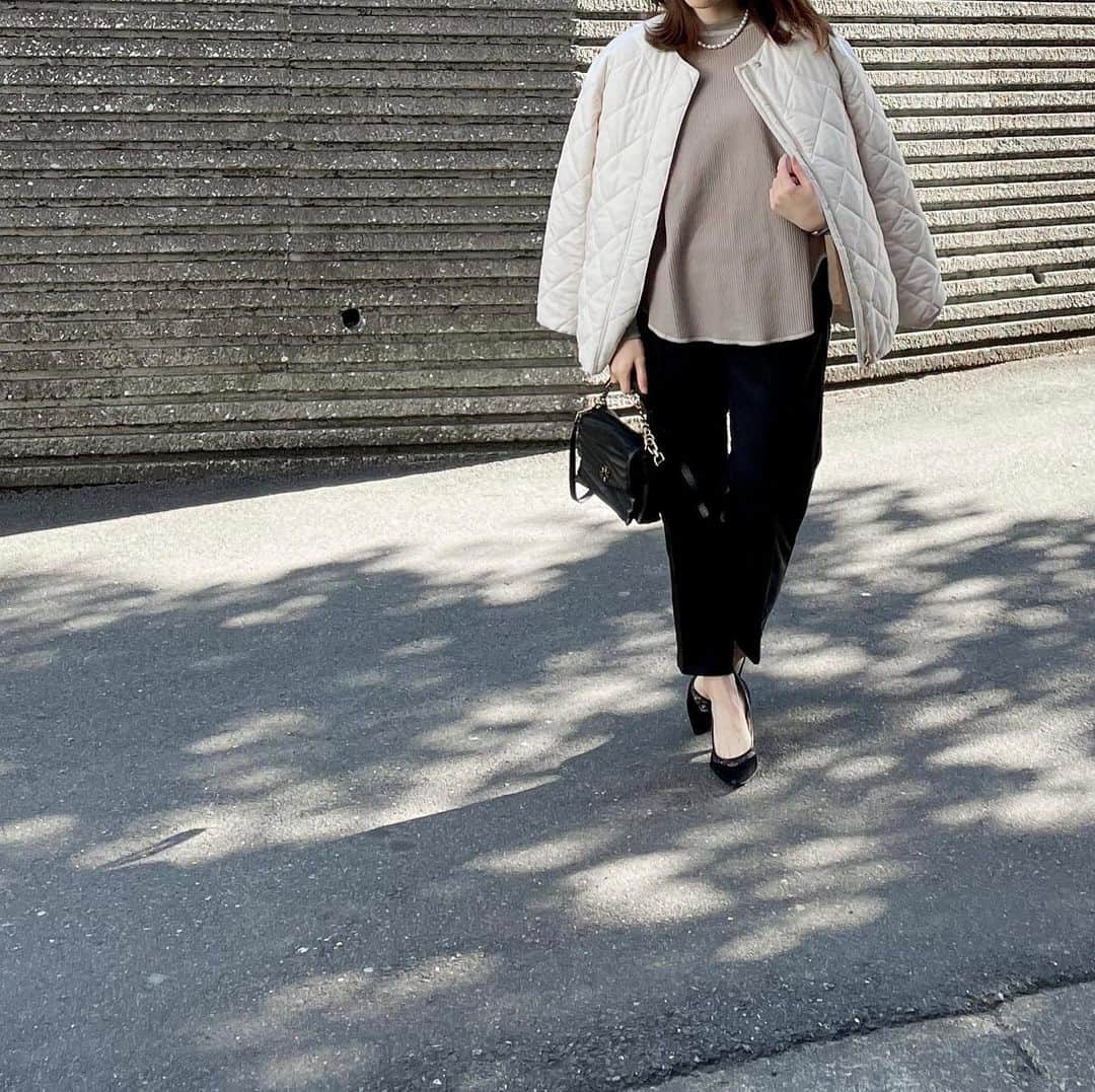 htrkmkのインスタグラム：「ℂ𝕆𝕆ℝ𝔻𝕀ℕ𝔸𝕋𝔼  @gu_global の #キルティングブルゾン  とても可愛い❤  肩掛けが好きですが 袖を通しても良きです(3枚目⇨)  ダイヤ型のキルティングって どこか、上品さがあって きれいめテーパードパンツにパールアクセ、ミニバッグと合わせると クラシカルな雰囲気になってとても好み♛  あと、ワッフル素材のカットソーも 手持ちの定番キレイ目アイテムに合わせると ぐっと垢抜けて見せてくれるので いつもの定番アイテム飽きたなー コンサバすぎるかなー って時に使うと便利です なにより、手軽に挑戦できるお値段だし◎   コーデやアイテム詳細は @htrkmk プロフ欄リンクのブログにて✎☡ (ZARA製品の型番、ページなどもブログに記載あります) ✁┈┈┈┈┈┈┈┈┈┈┈┈┈┈┈┈  UNIQLOやGU ZARAなどの プチプラアイテムを使った きれいめカジュアルコーデ  トップスはSかM ボトムスはLかそれ以上、と 腰の骨盤が横に広くおお尻も大きい 極端なほどの洋梨体型ですが それでも細見えするように工夫してます  ✧キレイめプチプラコーデ: @htrkmk  ✧美容や共働き夫婦のライフスタイル: @htrkmk_lifestyle   ✁┈┈┈┈┈┈┈┈┈┈┈┈┈┈┈┈  #通勤コーデ  #綺麗めコーデ  #綺麗めカジュアル  #シンプルコーディネート  #骨格ウェーブ  #高身長コーデ #163cm #冬コーデ #冬ファッション #着回しコーディネート  #アラサーコーデ #ママファッション #olファッション  #キルティングコート #GUコーデ #gu購入品  #gu新作  #ジーユーコーデ  #gumania  #locari」