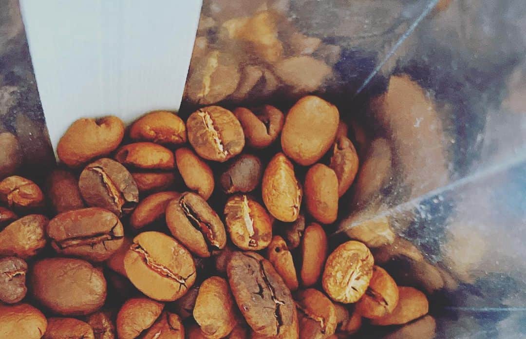 柏崎桃子さんのインスタグラム写真 - (柏崎桃子Instagram)「珈琲をブラックでいただくことが日課になった私にはるばる福岡県から『恋する珈琲』（@merci_coffee.beans）をお届けして下さいました。 ・ ・ ネーミングが可愛いよね❤ ・ ・ 豆で送っていただいて、家でひいた方が香りも味も良いですよとのことで初めて自宅でコーヒーミルを使いました。 ・ ・ ちなみに始めてすぎて分からなくて『どうしたらいいですか？』とお聞きすると『ほぼ100円ショップで道具は揃いますよ！』とのことで、コーヒーミルやポット、コーヒーフィルターなど購入してきました。 ・ ・ 初めてのコーヒーミルでの豆ひき。 すっごいいい香りで癒されました✨ なんだ！この仕事前の至福の時間は！？てな感じです。 ・ ・ その後お湯を注いで…早速飲んでみると ・ ・ 苦すぎず香りが良くて後味スッキリ！ 美味しい〜💕💕💕 お芋と一緒にいただきました😊✨ ・ ・ ・ 福岡県からこの『恋する珈琲』を広めたい！と言うお気持ちで頑張っていらっしゃるそうです✨ 珈琲好きな方、是非Instagram（@merci_coffee.beans）を見てみてくださいね💕 ・ ・ #珈琲 #コーヒー #coffee #カフェ #Cafe #ブラック #black #癒し #恋する珈琲 #福岡県 #PR」2月3日 20時34分 - momoko_kashiwazaki