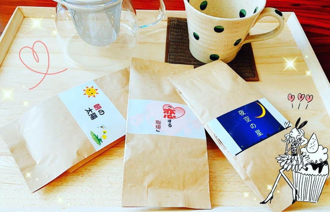 のインスタグラム：「珈琲をブラックでいただくことが日課になった私にはるばる福岡県から『恋する珈琲』（@merci_coffee.beans）をお届けして下さいました。 ・ ・ ネーミングが可愛いよね❤ ・ ・ 豆で送っていただいて、家でひいた方が香りも味も良いですよとのことで初めて自宅でコーヒーミルを使いました。 ・ ・ ちなみに始めてすぎて分からなくて『どうしたらいいですか？』とお聞きすると『ほぼ100円ショップで道具は揃いますよ！』とのことで、コーヒーミルやポット、コーヒーフィルターなど購入してきました。 ・ ・ 初めてのコーヒーミルでの豆ひき。 すっごいいい香りで癒されました✨ なんだ！この仕事前の至福の時間は！？てな感じです。 ・ ・ その後お湯を注いで…早速飲んでみると ・ ・ 苦すぎず香りが良くて後味スッキリ！ 美味しい〜💕💕💕 お芋と一緒にいただきました😊✨ ・ ・ ・ 福岡県からこの『恋する珈琲』を広めたい！と言うお気持ちで頑張っていらっしゃるそうです✨ 珈琲好きな方、是非Instagram（@merci_coffee.beans）を見てみてくださいね💕 ・ ・ #珈琲 #コーヒー #coffee #カフェ #Cafe #ブラック #black #癒し #恋する珈琲 #福岡県 #PR」
