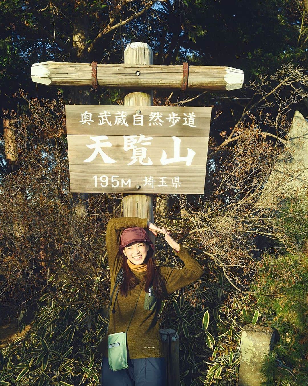 のインスタグラム：「約10ヶ月ぶりの山ロケ。埼玉県飯能市の低山を縦走してきました。やっぱり山が好き。  #森本奈緒  #山脈ポーズ  #ポートレート  #portrait  #portraitphotography  #網中健太  #kentaaminaka  #kentaaminaka_photo」