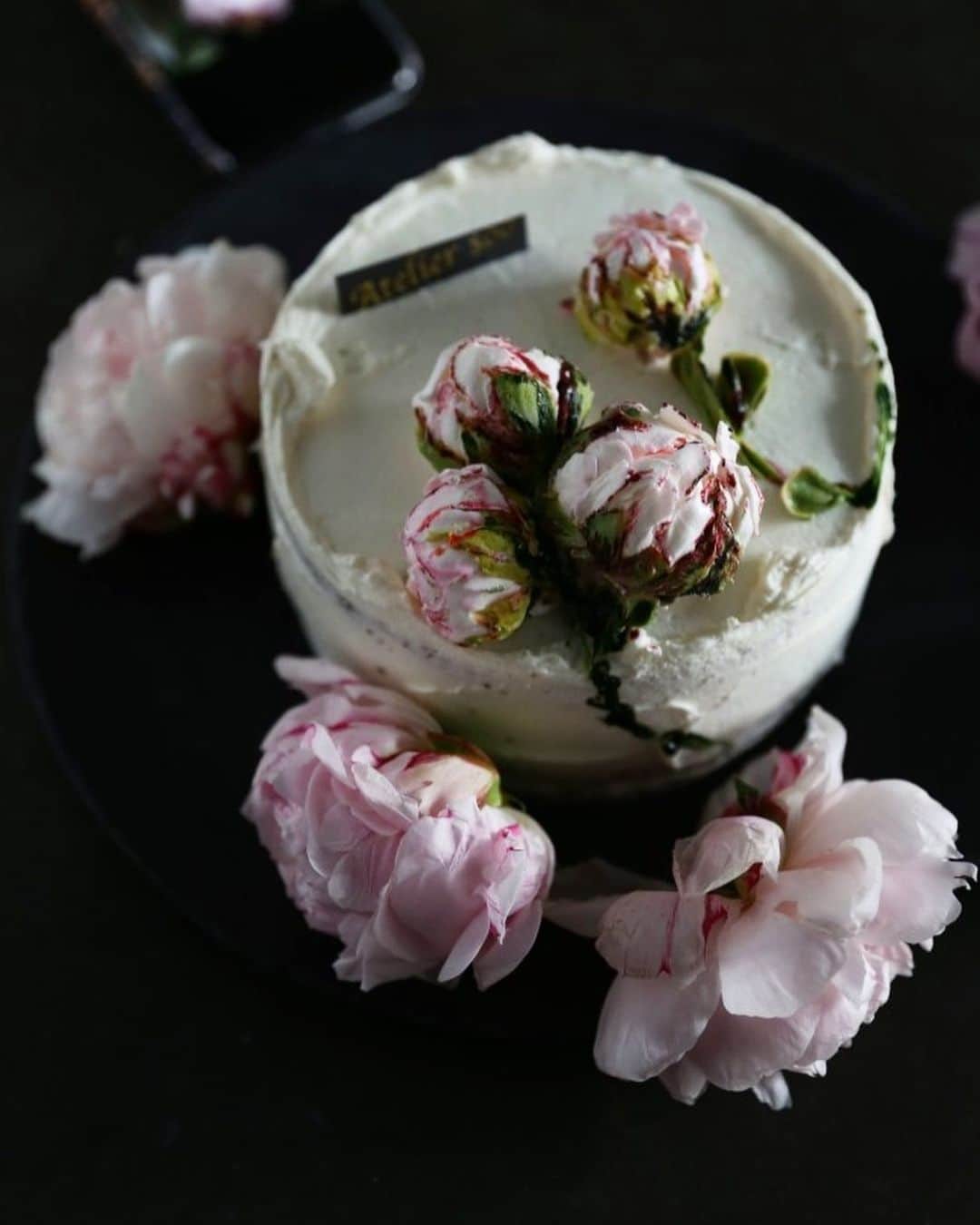 청담 수케이크 (atelier soo)さんのインスタグラム写真 - (청담 수케이크 (atelier soo)Instagram)「ㅡ Soocake peony ⚜️ Buttercream flower  ㅡ #flower #cake #flowercake #partycake #birthday #bouquet #buttercream #baking #wilton #weddingcake #peony ㅡ www.soocake.com」2月3日 20時36分 - soocake_ully
