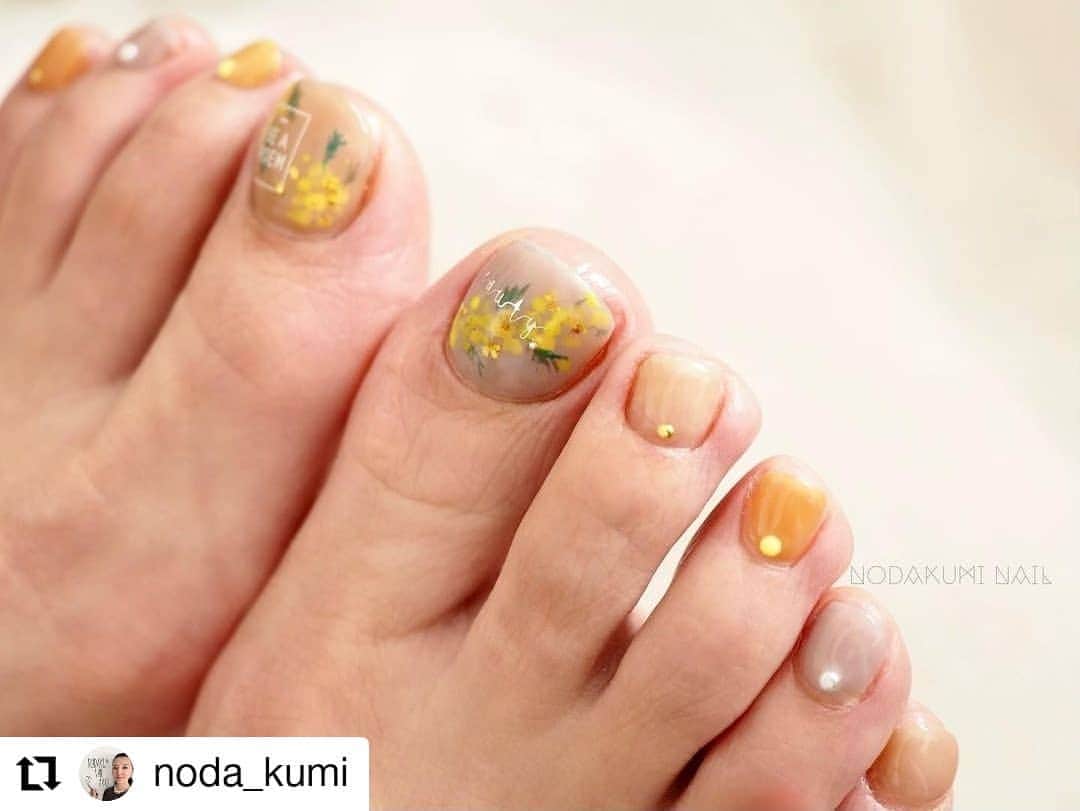 のインスタグラム：「. リポスト失礼します🙏 . Fselection produce by @nailfumi  . 1月29日発売の新色をご使用いただきました😍 . ミモザネイル可愛いです☺ . @noda_kumi さま、ありがとうございます🙇‍♀️  #Repost @noda_kumi • • • • • • 暦の上では、今日から春！  というわけで、 @nailfumi 先生プロデュースカラー @morecouture_jp を使って ミモザネイル♡  塗り心地、色味、最高やん！！  #モアクチュール#ミモザネイル#イエローネイル#花柄ネイル#ミモザ#ミモザアート#手描きネイル#フラワーネイル#グレージュネイル#トレンドネイル#ネイルアート #モードネイル#上品ネイル#ネイルアート #ジェルネイル#nailart #naildesign #gelnails #福岡ネイル #젤네일#美甲#ネイルケア #nailart #naildesign #gelnails  #福岡#젤네일#美甲#fukuoka#olympuspen#加工なし#フットネイル#フットジェル#冬ネイル#春ネイル」