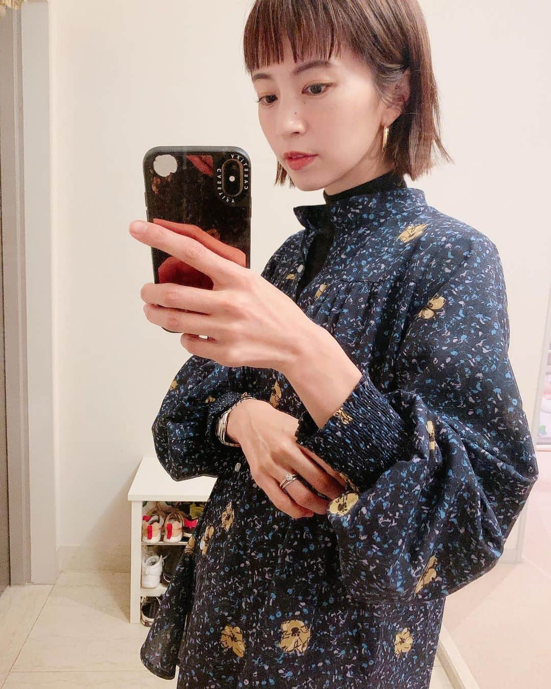 安田美沙子さんのインスタグラム写真 - (安田美沙子Instagram)「今日の私服。 やっぱりデニムって何でも合ってすごいな✨ マルジェラのブーツを合わせて、 コラボシャツを着ました🤍 . . オーバーサイズめな雰囲気がお気に入りすぎる。 後ろが長めなとことか、袖のタッポリ感とか！ . . ラストの1枚は、スクールから帰って来てシールを貼られました。 うんうん、もう好きなようにして! . . . #shirts... @drwcys_official  #denim.. @greed_tokyo  #shoes.. @maisonmargiela  #pierce .. @todayful_  #ootd #私服　#wear」2月3日 20時36分 - yasuda_misako