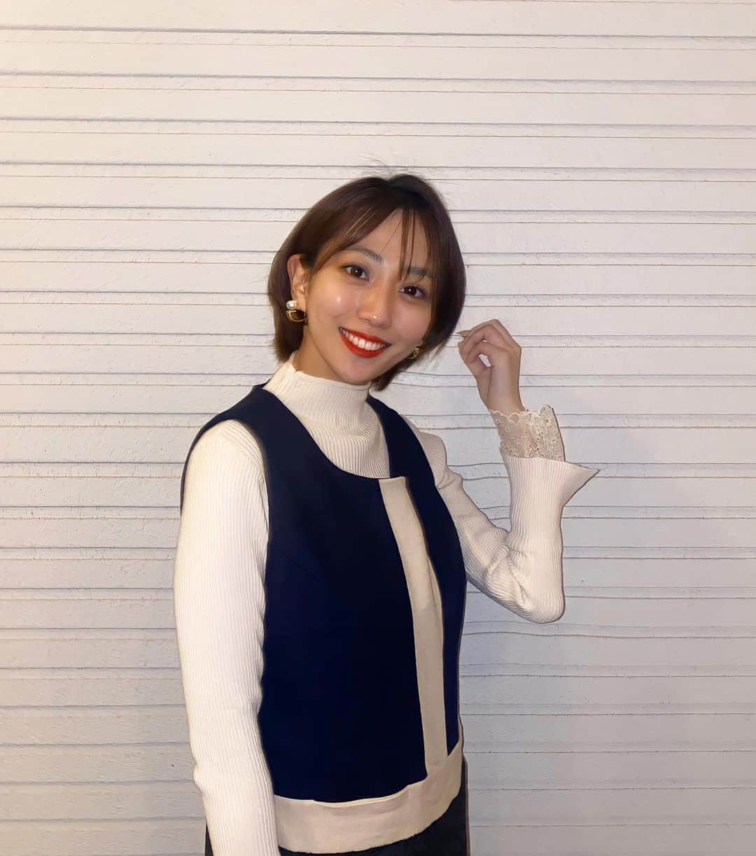 小川奏さんのインスタグラム写真 - (小川奏Instagram)「母と身長があまり変わらないので﻿ よく昔着ていた服などお下がりでもらってます💗﻿ これも、母が来ていたワンピース❤︎﻿ ﻿ 私好みの物が多くシェアしてます！﻿  #ワンピース #ワンピースコーデ #モノトーンコーデ #モノトーン #カラーバッグ #ミニバック #ショートブーツ #ベージュカラー #ショートヘア #ショートカット #ヘアスタイル #サロモ #全身コーデ #被写体モデル#art #美術館好きな人と繋がりたい #美術館好き」2月3日 20時37分 - kana_missg2020