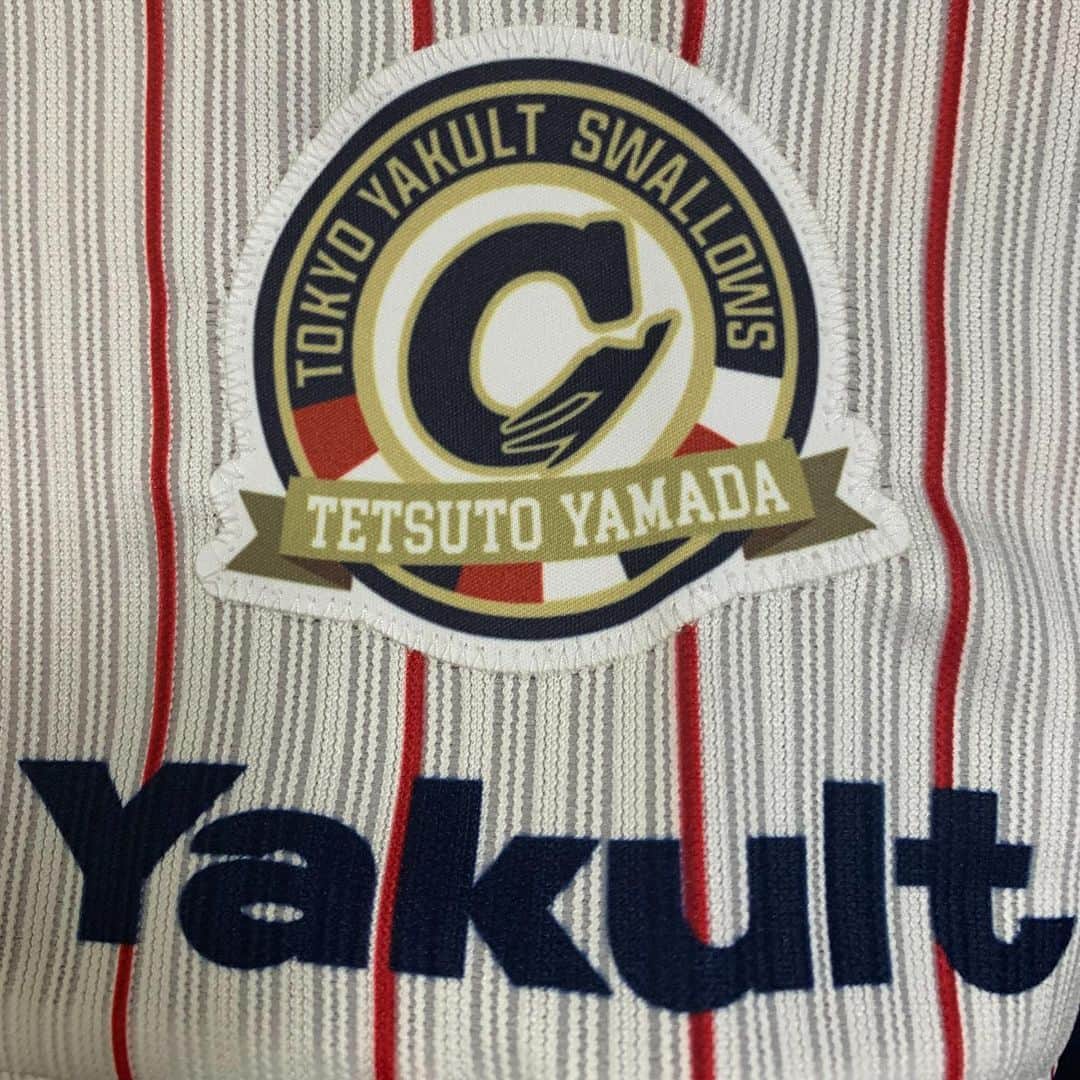 山田哲人のインスタグラム：「キャンプインしました。 今年から袖にはキャンプテンマークが付きました。 名前入りで😊 頑張ります！  #キャプテンマーク #山田哲人 #tetsutoyamada #ty1」
