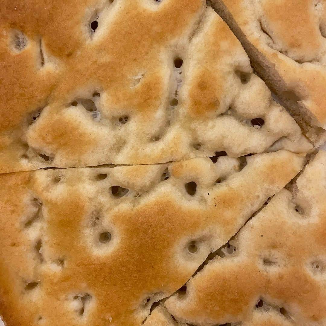 カルロッタ・フェリートさんのインスタグラム写真 - (カルロッタ・フェリートInstagram)「Perché i buchi della focaccia sono così attraenti mentre i buchi della cellulite ci fanno così ribrezzo? Normalizziamo i nostri corpi e godiamoci questa vita!」2月3日 20時39分 - carlyferly