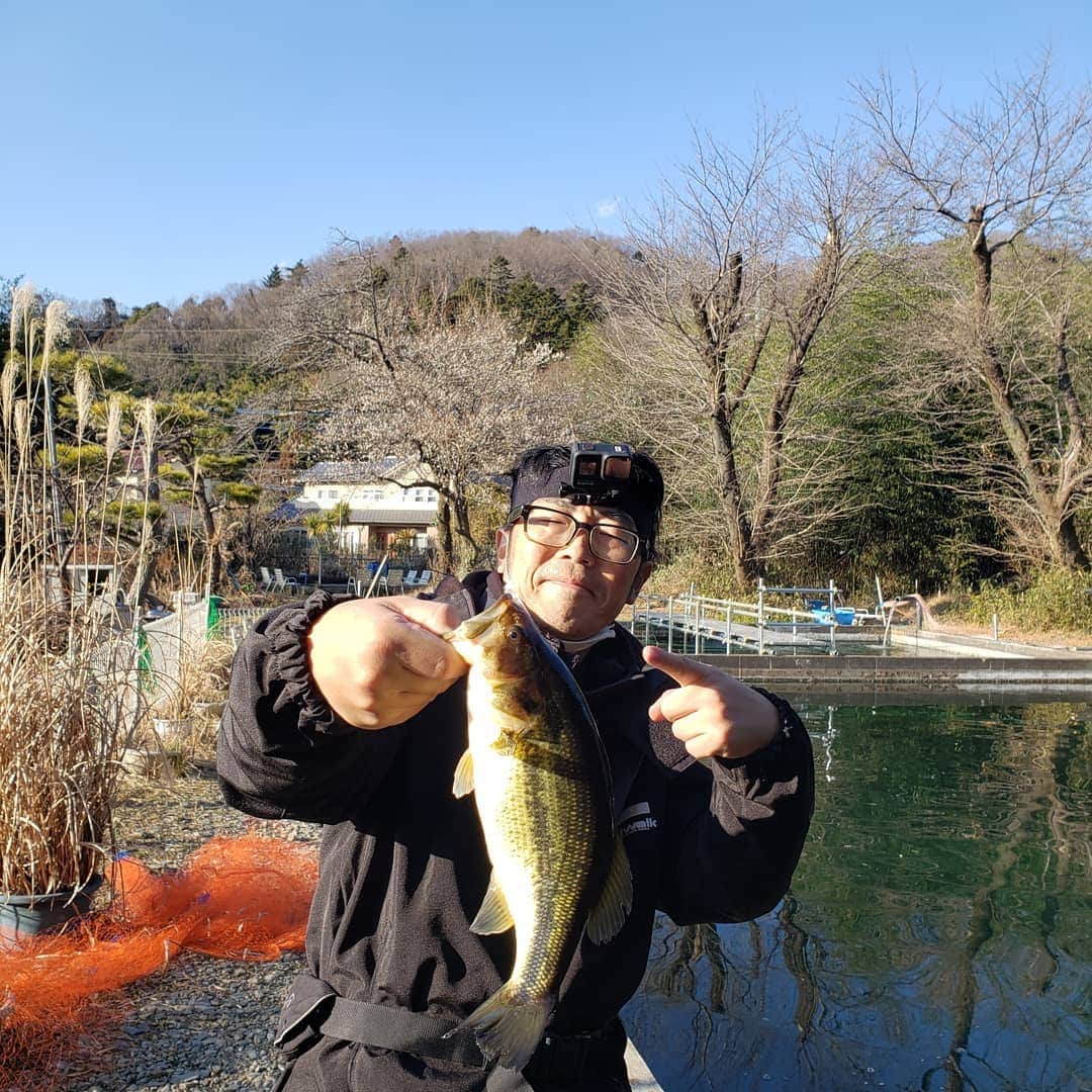 鈴木拓さんのインスタグラム写真 - (鈴木拓Instagram)「ブラックバスの管理釣り場に行った。  なかなか釣らせてもらった！  技術も少しアップした。  しかし髪が酷すぎた。  すごく老けたとおもった。  もうジジイだ。」2月3日 20時42分 - suzukitaku.drunkdoragon
