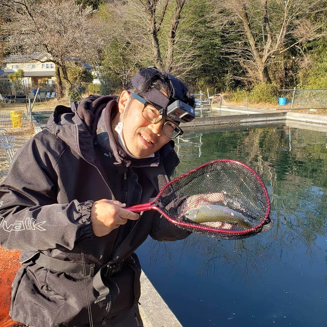 鈴木拓さんのインスタグラム写真 - (鈴木拓Instagram)「ブラックバスの管理釣り場に行った。  なかなか釣らせてもらった！  技術も少しアップした。  しかし髪が酷すぎた。  すごく老けたとおもった。  もうジジイだ。」2月3日 20時42分 - suzukitaku.drunkdoragon