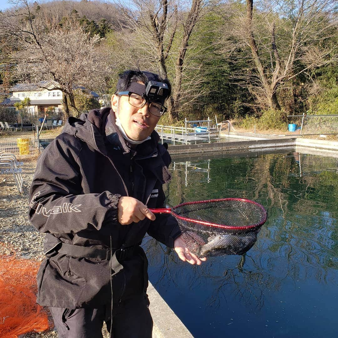 鈴木拓さんのインスタグラム写真 - (鈴木拓Instagram)「ブラックバスの管理釣り場に行った。  なかなか釣らせてもらった！  技術も少しアップした。  しかし髪が酷すぎた。  すごく老けたとおもった。  もうジジイだ。」2月3日 20時42分 - suzukitaku.drunkdoragon