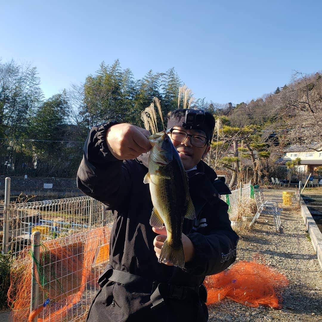 鈴木拓さんのインスタグラム写真 - (鈴木拓Instagram)「ブラックバスの管理釣り場に行った。  なかなか釣らせてもらった！  技術も少しアップした。  しかし髪が酷すぎた。  すごく老けたとおもった。  もうジジイだ。」2月3日 20時42分 - suzukitaku.drunkdoragon