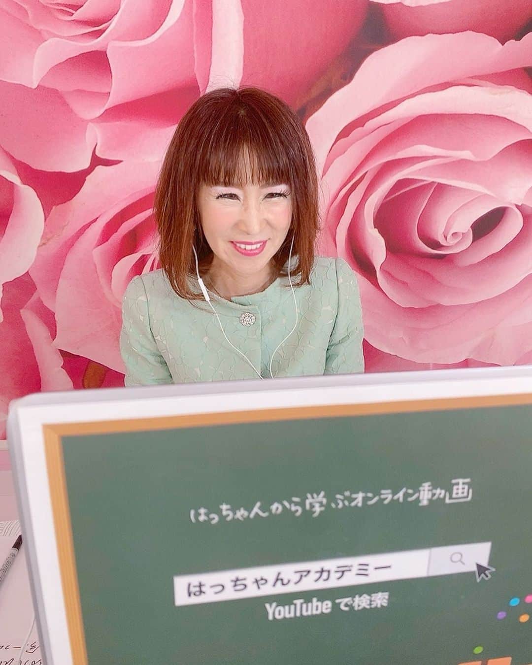 岩本初恵さんのインスタグラム写真 - (岩本初恵Instagram)「今日は那珂川市の 武末市長に会ってきました。  表敬訪問です 沢山のテレビ局様 新聞社様に 来ていただきました。  残念ながら 全社入れずに コロナの為に、 選んで少数で開催しました。  選手全員の写真も コロナの為に 後から撮りました。  日本大会一位、 世界大会一位を願って、 2月から試合が始まります。 docomoのリーグに出ます。  若い子達を応援出来る 幸せを頂けたのも 息子達のおかげですね  芝刈り機やあぶちゃんや 変わった名前ばかりで 覚えれない  世界優勝🏆 気合いが入ってます  オンラインサロン 毎週木曜日は 自宅から 生ライブ配信を 行っております  生で皆様の質問や お悩みなどに お答えしております ぜひ参加してみて くださいね  オンラインサロンは インスタのプロフィールから 参加していただけます^_^  #e-Sports #ゲーミングハウス  #福岡 #那珂川市  #docomoリーグ #芝刈り機  #あぶちゃん  #はっちゃん #オンラインサロン #はっちゃん #経営者 #愛しとーと #学び合い #貢献 #instagram #instagood #instalike #instafashion #instapic #cooking #happy #food #yummy」2月3日 20時43分 - hatsue_iwamoto