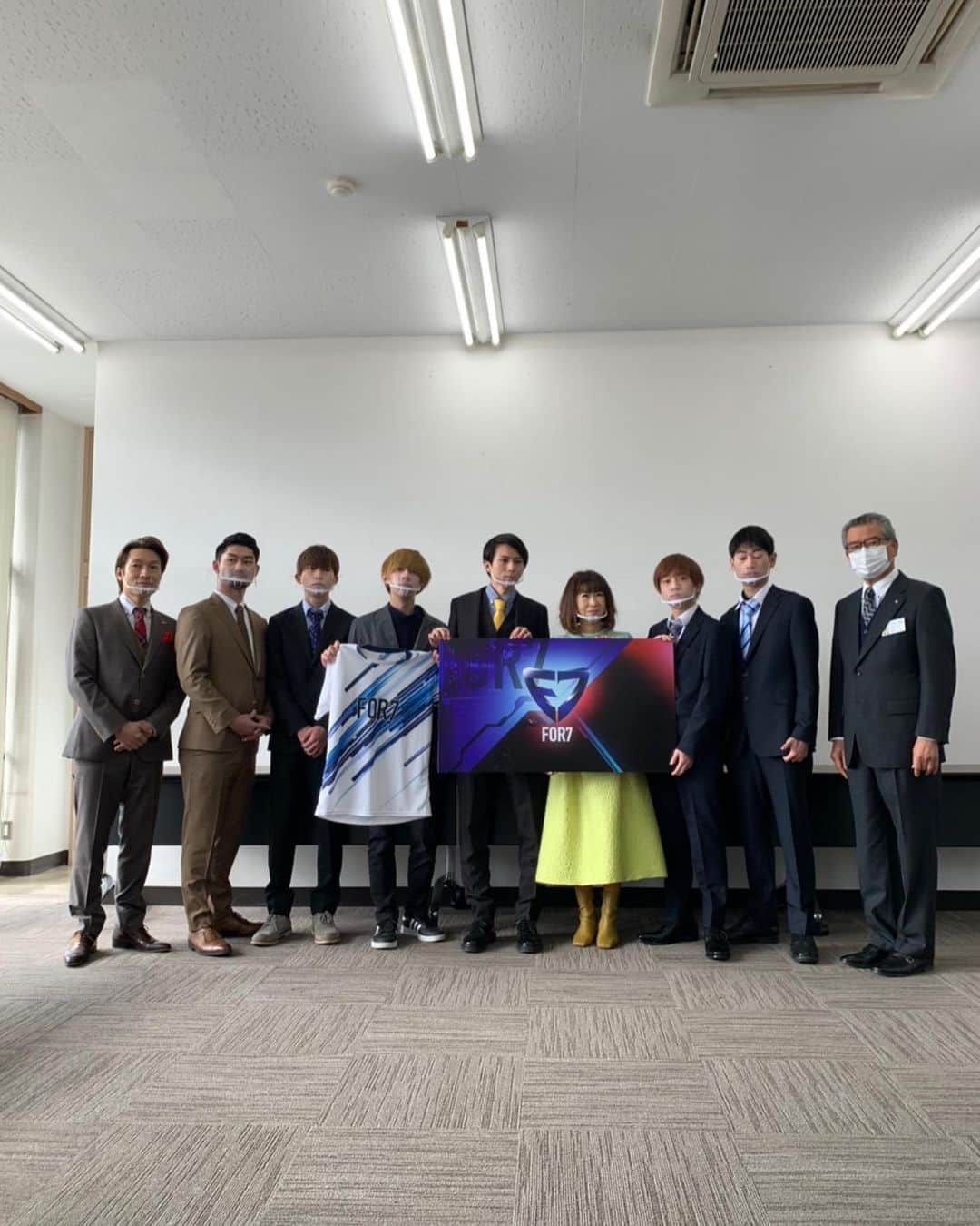 岩本初恵さんのインスタグラム写真 - (岩本初恵Instagram)「今日は那珂川市の 武末市長に会ってきました。  表敬訪問です 沢山のテレビ局様 新聞社様に 来ていただきました。  残念ながら 全社入れずに コロナの為に、 選んで少数で開催しました。  選手全員の写真も コロナの為に 後から撮りました。  日本大会一位、 世界大会一位を願って、 2月から試合が始まります。 docomoのリーグに出ます。  若い子達を応援出来る 幸せを頂けたのも 息子達のおかげですね  芝刈り機やあぶちゃんや 変わった名前ばかりで 覚えれない  世界優勝🏆 気合いが入ってます  オンラインサロン 毎週木曜日は 自宅から 生ライブ配信を 行っております  生で皆様の質問や お悩みなどに お答えしております ぜひ参加してみて くださいね  オンラインサロンは インスタのプロフィールから 参加していただけます^_^  #e-Sports #ゲーミングハウス  #福岡 #那珂川市  #docomoリーグ #芝刈り機  #あぶちゃん  #はっちゃん #オンラインサロン #はっちゃん #経営者 #愛しとーと #学び合い #貢献 #instagram #instagood #instalike #instafashion #instapic #cooking #happy #food #yummy」2月3日 20時43分 - hatsue_iwamoto