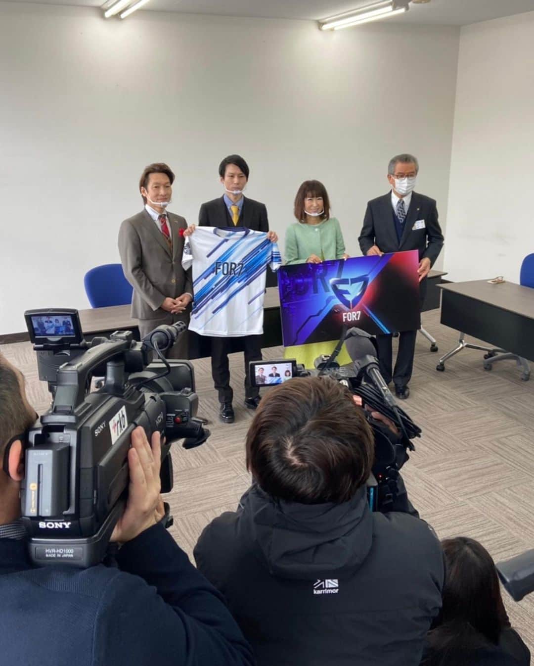 岩本初恵さんのインスタグラム写真 - (岩本初恵Instagram)「今日は那珂川市の 武末市長に会ってきました。  表敬訪問です 沢山のテレビ局様 新聞社様に 来ていただきました。  残念ながら 全社入れずに コロナの為に、 選んで少数で開催しました。  選手全員の写真も コロナの為に 後から撮りました。  日本大会一位、 世界大会一位を願って、 2月から試合が始まります。 docomoのリーグに出ます。  若い子達を応援出来る 幸せを頂けたのも 息子達のおかげですね  芝刈り機やあぶちゃんや 変わった名前ばかりで 覚えれない  世界優勝🏆 気合いが入ってます  オンラインサロン 毎週木曜日は 自宅から 生ライブ配信を 行っております  生で皆様の質問や お悩みなどに お答えしております ぜひ参加してみて くださいね  オンラインサロンは インスタのプロフィールから 参加していただけます^_^  #e-Sports #ゲーミングハウス  #福岡 #那珂川市  #docomoリーグ #芝刈り機  #あぶちゃん  #はっちゃん #オンラインサロン #はっちゃん #経営者 #愛しとーと #学び合い #貢献 #instagram #instagood #instalike #instafashion #instapic #cooking #happy #food #yummy」2月3日 20時43分 - hatsue_iwamoto