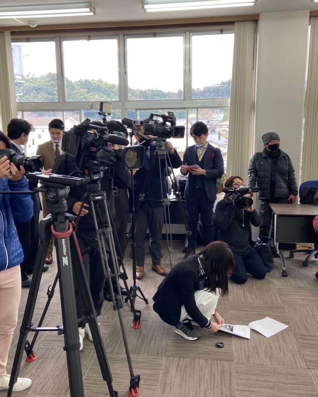 岩本初恵さんのインスタグラム写真 - (岩本初恵Instagram)「今日は那珂川市の 武末市長に会ってきました。  表敬訪問です 沢山のテレビ局様 新聞社様に 来ていただきました。  残念ながら 全社入れずに コロナの為に、 選んで少数で開催しました。  選手全員の写真も コロナの為に 後から撮りました。  日本大会一位、 世界大会一位を願って、 2月から試合が始まります。 docomoのリーグに出ます。  若い子達を応援出来る 幸せを頂けたのも 息子達のおかげですね  芝刈り機やあぶちゃんや 変わった名前ばかりで 覚えれない  世界優勝🏆 気合いが入ってます  オンラインサロン 毎週木曜日は 自宅から 生ライブ配信を 行っております  生で皆様の質問や お悩みなどに お答えしております ぜひ参加してみて くださいね  オンラインサロンは インスタのプロフィールから 参加していただけます^_^  #e-Sports #ゲーミングハウス  #福岡 #那珂川市  #docomoリーグ #芝刈り機  #あぶちゃん  #はっちゃん #オンラインサロン #はっちゃん #経営者 #愛しとーと #学び合い #貢献 #instagram #instagood #instalike #instafashion #instapic #cooking #happy #food #yummy」2月3日 20時43分 - hatsue_iwamoto