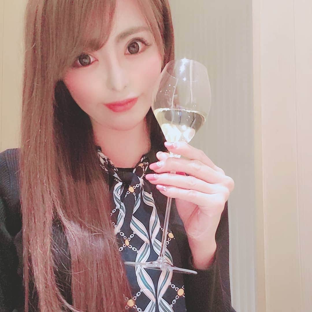 桃瀬えりなのインスタグラム：「中トロおかわりっ🍣💓  #gourmet #eri #emiriawiz #follow #followme #グルメ #すしうえだ #おすし #おすし大好き #いいね返し #フォロー返し」