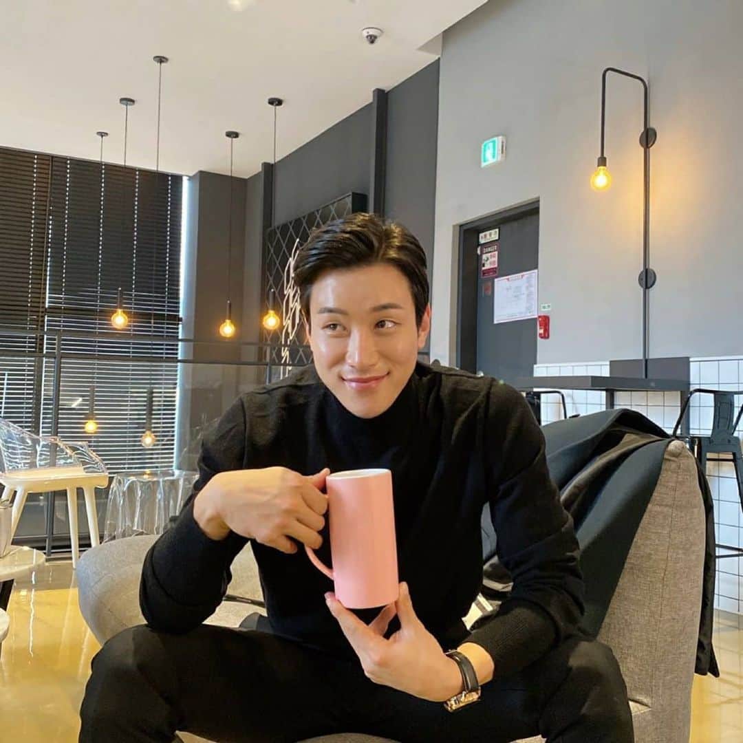 Lee Si-gangのインスタグラム：「코리안 짐케리를 꿈꾸며😎🤠🤓  (Feat.표정부자)  촬영중 🎬  色んな顔がある俳優になりたい。🤠🤓😎」