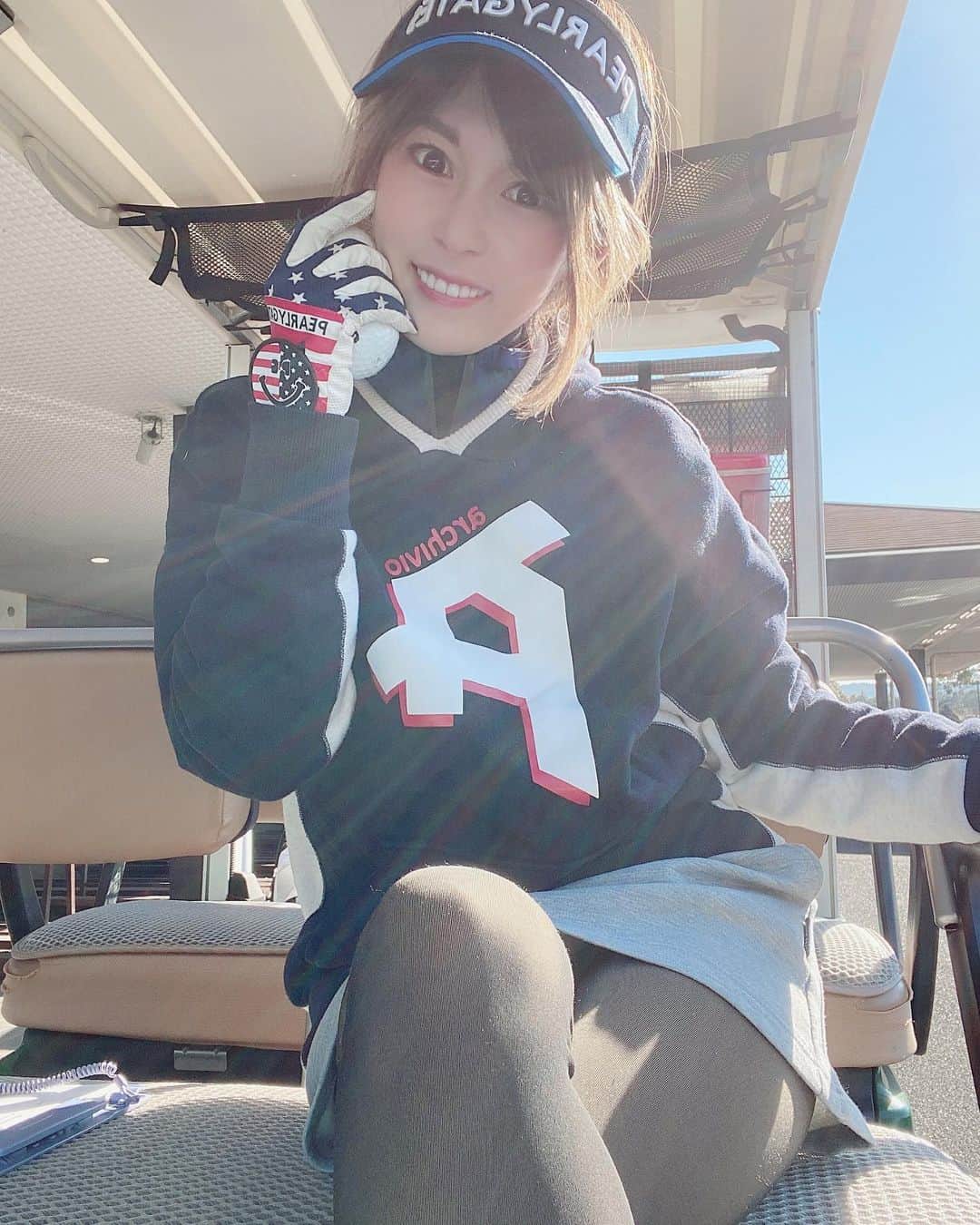 mimiのインスタグラム：「本日ゴルフ日和⛳️でテンション上がってる私と謎の素振り🏌️‍♀️(魔法のステッキ準備) 最高気温11度の無風🍃 楽しい動画がたくさん撮れたのでまた載せます‼️ 芋虫ストレッチ🐛はゴルフ場じゃできないからなぁ🥺笑笑  フォロワーさん用語ばかりで失礼します💗  いつも見てくださってありがとう😊⛳️🏌️‍♀️  #ゴルフ女子#ゴルフ初心者#ゴルフバカ #ゴルフ動画 #ラウンドレッスン #ゴルフスイング #スイング動画 #ゴルフ好きと繋がりたい#ごるきち #ゴルフコーデ#インスタゴルフ#インスタゴルフ部#インスタゴルフ女子 #東京ゴルフガールズ #ゴルフ大好き#ゴルフ馬鹿#ゴルフ練習#golf#golflife#golfer#ゴルファー#ゴルフ動画 #アルチビオ  #archivio」