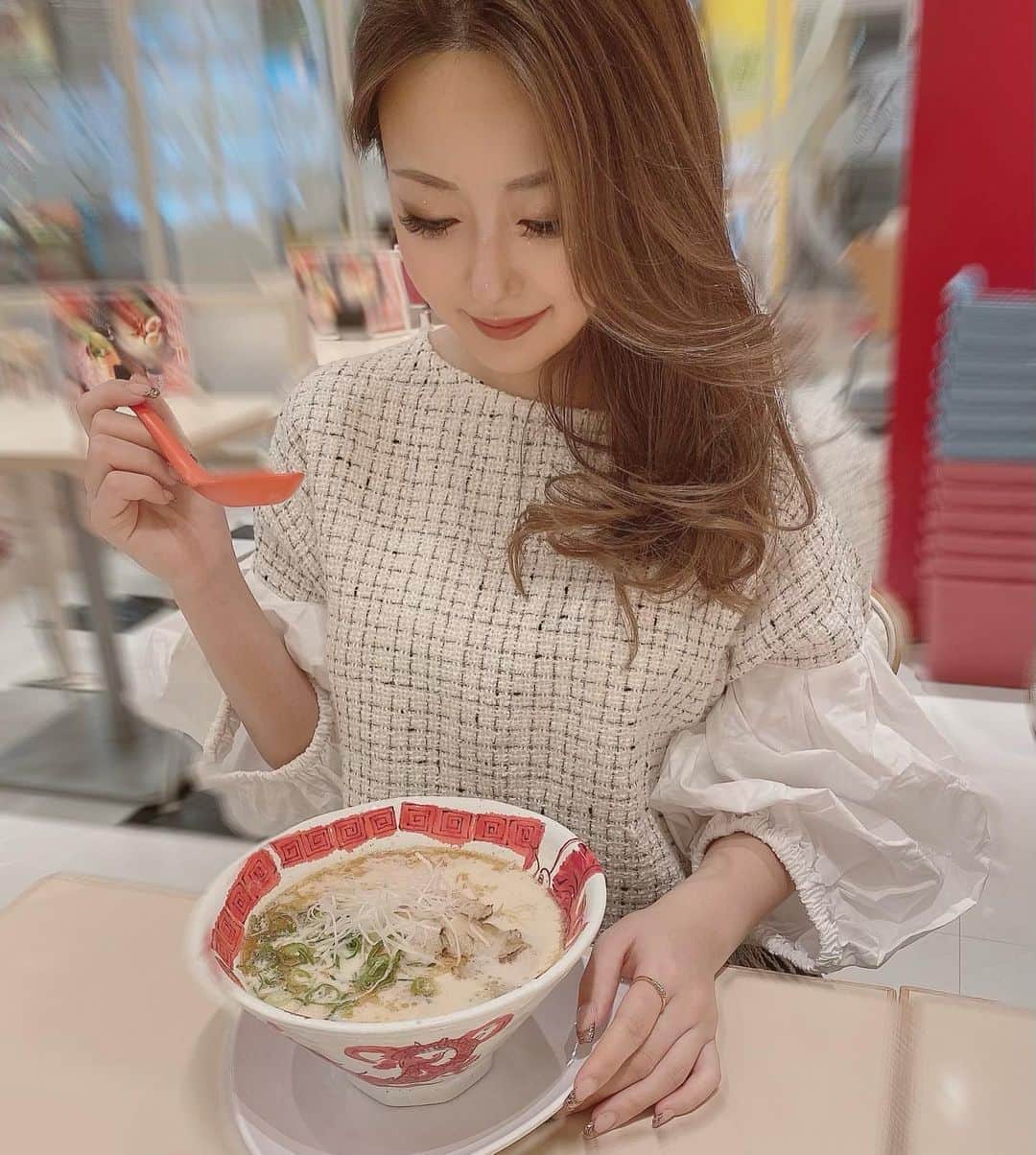 のインスタグラム：「. . . 大好きなラーメン🍜やめれません。笑 . . 大阪で一番美味しいラーメン屋ってどこなんやろ🧐 . . ほのかは『中華そば藤井』か『麺屋拓』かな？ . . #ラーメン #ラーメン屋 #ラーメン屋さん #ラーメン好きな人と繋がりたい #ラーメン大阪 #ラーメン大好き」