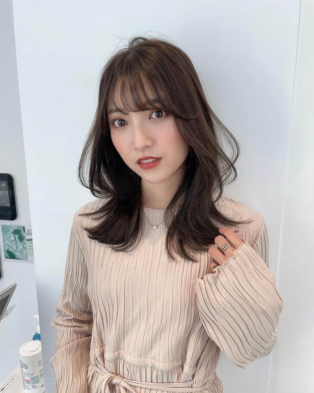 佐藤那菜のインスタグラム：「. 暗すぎず透明感もあるカラーに 南川さんの顔周りのカット最高です💭🧤  髪の事も丁寧に教えてくださったので 家でもしっかりケアしようと👀  @sorato_minamikawa さんありがとうございました💇🏼‍♀️  .」