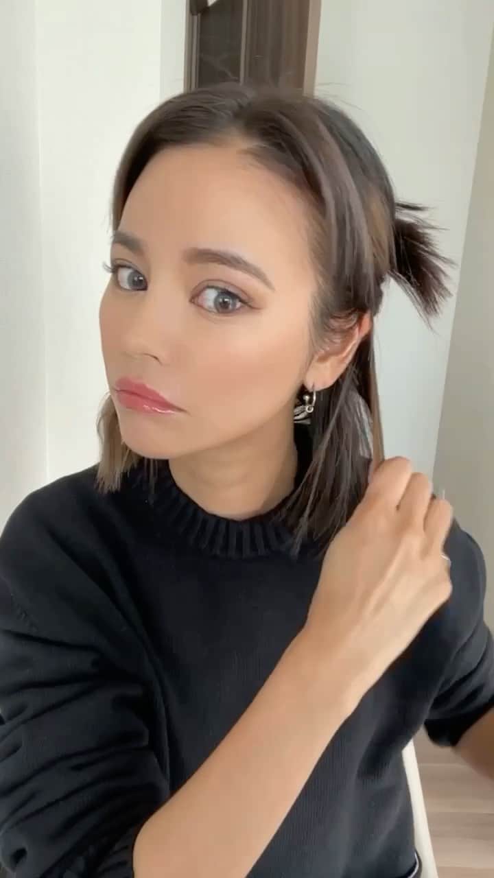 Rika Sasaki JPNのインスタグラム：「前髪ありでオールバックのやり方🤍 質問される事多かったのでリール作りました🥰 ・ ①上半分をブロッキング ②おろしてる下半分をストレートアイロンでランダムに波ウェーブ。後ろも火傷に気をつけながらテキトーに波ウェーブ。 ③上半分も同様に前髪以外を波ウェーブ。 ④コテで毛先を外ハネに。全部じゃなく これもランダムにテキトーに。　 ⑤寝癖直しウォーターで前髪とサイドを濡らす。前髪部分は立ち上げながら7:3くらいに分けて横に流す。 ⑥前髪とサイドをハードミルクでしっかりホールド。 ⑦オイルとワックスを混ぜて毛先などに付ける。 ※もし前髪がそれでもピンピン出てきてしまう時はまとめ髪用のスタイリングスティックで🙆🏻‍♀️  使用スタイリング剤↓ ・ARIMINO MEN ハードミルク ・jemile fran オイルスフレ&オイルデュウ ・いち髪　寝癖直し和草シャワー ・マトメージュ ヘアスタイリングスティック」