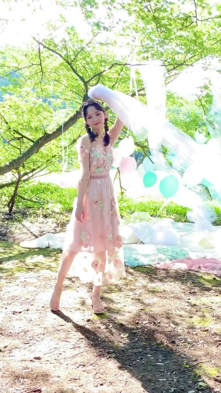 村西里世のインスタグラム：「写真集の撮影風景📷✨ #写真集 #ミスiD #ミスiD2020 #モデル #被写体 #被写体モデル #撮影 #撮影風景 #オフショット #ラルム #ガーリー #ガーリーコーデ #花柄ワンピース #패피 #패션스타그램 #멋스타그램 #photobook #model #japanesegirl #LARME #larmemagazine #girly #girlystyle #girlyfashion #floraldress #fashiongram #TikTok #tiktokjapan #リール #reels」