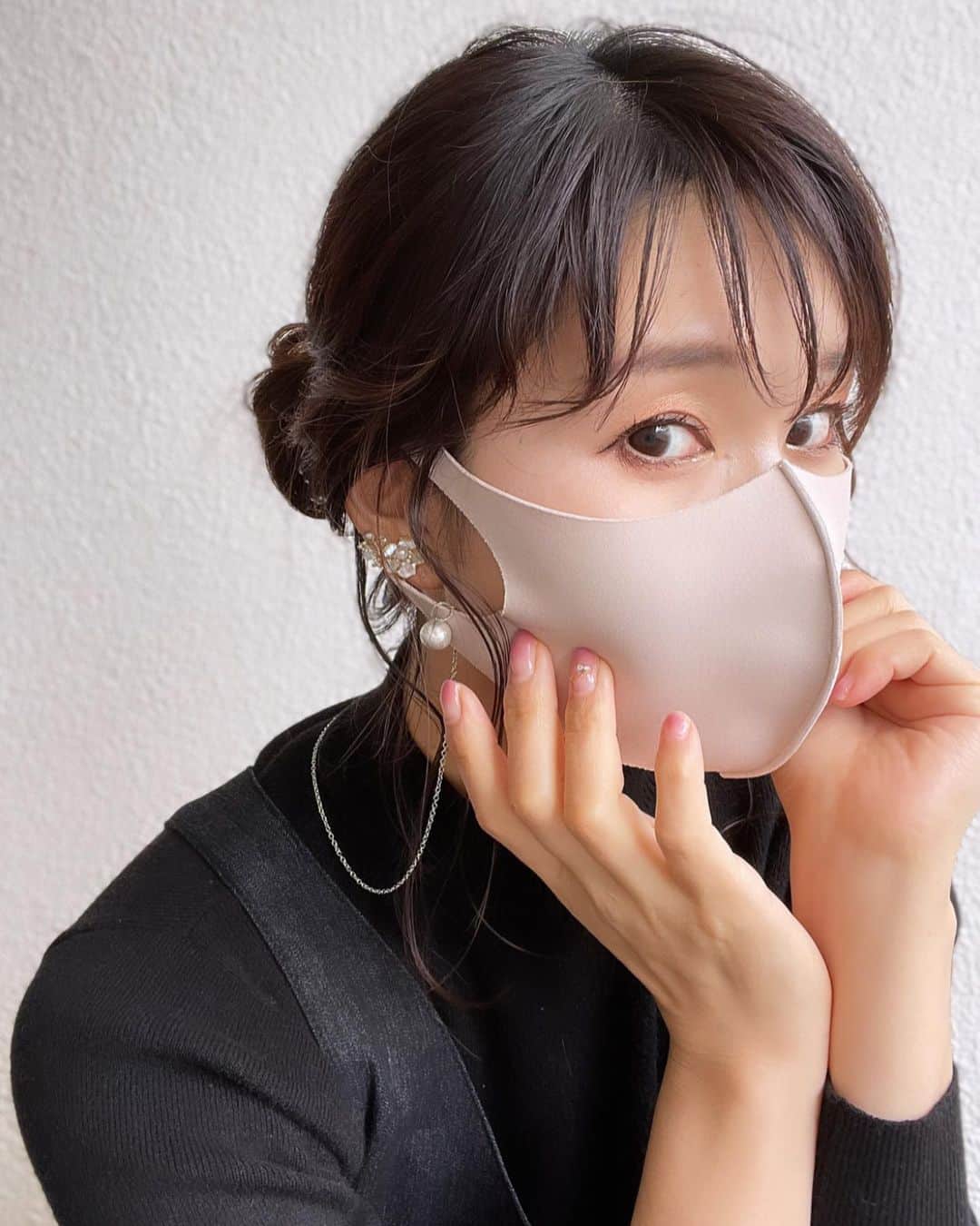 三佐和あやのインスタグラム：「だーれだ😉 マスクもこんなに気分⤴︎⤴︎で 過ごせるのね。アクセってしゅごい。 Picは @mm.feuille さんのshop 🏠 で選んだイヤリングとマスクチェーンです ✨ イヤリングの耳たぶの後ろにクッションあるから 優しい付け心地！ いろいろ重ねづけして たのしんでるよ𓍯  さいごのpic/お手紙▶︎マスクチェーンってそんな使い方ができるのね‼️食事の時 首にかけておけるんだ、おしゃれなだけじゃなーい‼️  お手紙ありがとう❤️ うれしい😘  #アクセサリー #アクセ #ピアス #ピアス女子 #ハンドメイド #ハンドメイドアクセサリー #ハンドメイド好きさんと繋がりたい #大人女子 #コーデ #30代ファッション #アラサー #ママ #ママコーデ #マスクチェーン #マスク #マスクメイク #マスク美人 #マスクアクセサリー」