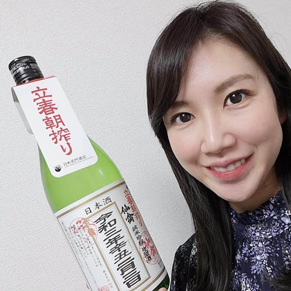 石川奈津紀さんのインスタグラム写真 - (石川奈津紀Instagram)「【立春朝搾り🍶】 立春の朝に搾ったばかりのピッチピチのお酒💓 豆まきより恵方巻きよりわたしはこれ！ ことしは仙禽にしましたよ🙌 実は悩みに悩んで予約していなくて 当日でも買えるところをSNSでリサーチしまくった🔍🙋笑  びっっくりするくらい蓋が勢いよくあいて、酸味のあるフレッシュな香りがふわっと！ フルーティーで大好き～！🥺 夕御飯のタコライスの旨辛スパイシーさとめちゃくちゃあいました💓  詳しくはブログを書いたので、ぜひトップページからばびゅんと飛んでいただけたらうれしいです✈️💡  * #立春朝搾り #日本酒 #日本酒🍶#日本酒好き #日本酒好きな人と繋がりたい #日本酒女子 #NOMIYASE #飲んで痩せる #sakemake #japanesesake #sake #ポン酒タグラム #日本酒ナビゲーター #女子アナ唎酒師 #唎酒師 #ごちそうさまでした #おうち飲み #おうち居酒屋」2月3日 21時02分 - natsukiishikawa1011