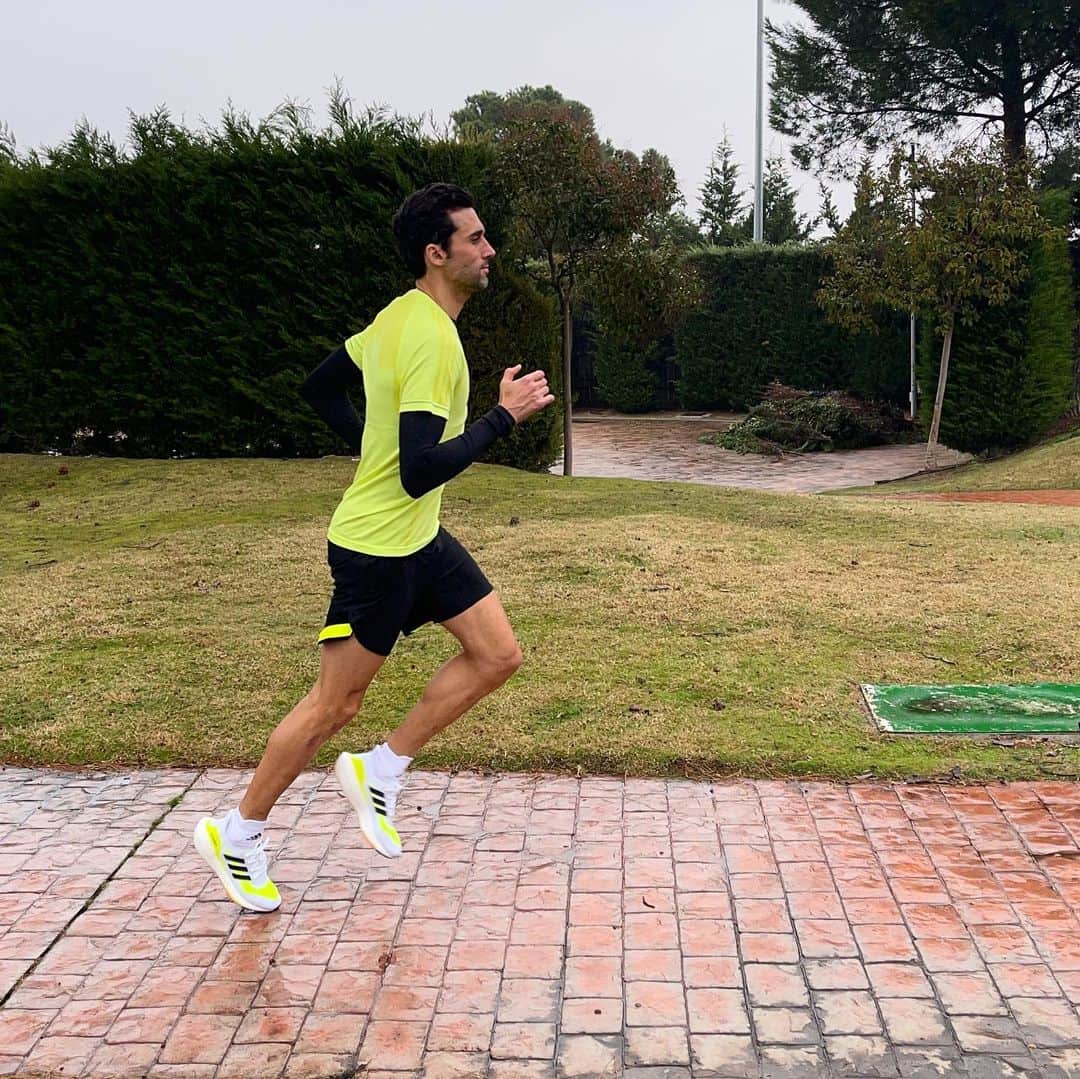 アルバロ・アルベロアのインスタグラム：「Precioso día de lluvia 🌧 para probar las nuevas #ultraboost21 ⚡️Ya os iré contando pero primeras sensaciones muy 🔝」