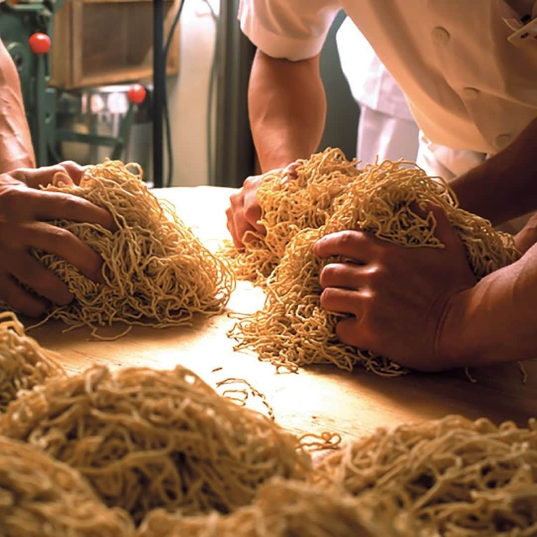 新横浜ラーメン博物館(ramen museum)さんのインスタグラム写真 - (新横浜ラーメン博物館(ramen museum)Instagram)「【ラー博クロニクル Vol.24】 ラーメン業界では「春木屋理論」という言葉が存在します😎 「食糧事情が良くなるにつて、お客様の舌もおのずと肥えていくもので、同じ味を出し続けていれば＂味が落ちた＂といわれるのは当然で、だからこそ常日頃から味の研究を重ね、時代の変化と共にベースとなる味は変えずにお客様にわからないように少しずつ味を変えていくことではじめて＂いつも変わらず美味しいね＂と言われる」という春木屋創業者の今村五男氏が掲げていたイズムです🤗 この考えはラーメン業界全体に広がり多くのラーメン店が取り入れている理論です📖 春木屋は戦後の東京ラーメンの礎となった老舗中の老舗。当館では1994年の開業前からお声がけをさせていただき、12年越しのラブコールが実りご出店いただきました😀  【店舗データ】 荻窪中華そば「春木屋」 創業:1949年 ラー博出店期間 2004年1月15日～2011年3月13日 次回は岩手･久慈「らーめんの千草」さんです  Ramen Museum Chronicle Vol.24 In the ramen industry, there is a term called the "Harukiya Theory. As the food situation improves, customers' palates naturally become more discerning, and if we continue to serve the same flavor, it is only natural that people will say that the taste has deteriorated. This is the philosophy of Harukiya's founder, Mr. Itsuo Imamura. This is a theory that has spread throughout the ramen industry and has been adopted by many ramen stores. Harukiya became the foundation of post-war Tokyo ramen. We have been in contact with Harukiya since before the opening of the museum in 1994, and our love call over the past 12 years has come true.  Shop data Ogikubo Chuka Soba "Harukiya Established in 1949 Period of Ramen Museum January 15, 2004 - March 13, 2011 Next time: "Ramen no Chigusa" in Kuji, Iwate!  #ラーメン #ラーメン部 #ラーメン倶楽部 #ラーメンインスタグラム #ラーメンインスタグラマー #ラー写 #ラー活 #麺スタグラム #麺活 #ラーメンパトルール #フードポルノ #麺スタグラマー #ラーメン博物館 #ラー博 #春木屋 #ラー博クロニクル #春木屋理論 #タンポポ #荻窪ラーメン  #ramen #ramenmuseum #ramenlover #ramennoodles #ramenlife #ramenjapan #foodporn #foodie」2月3日 20時54分 - ramenmuseum