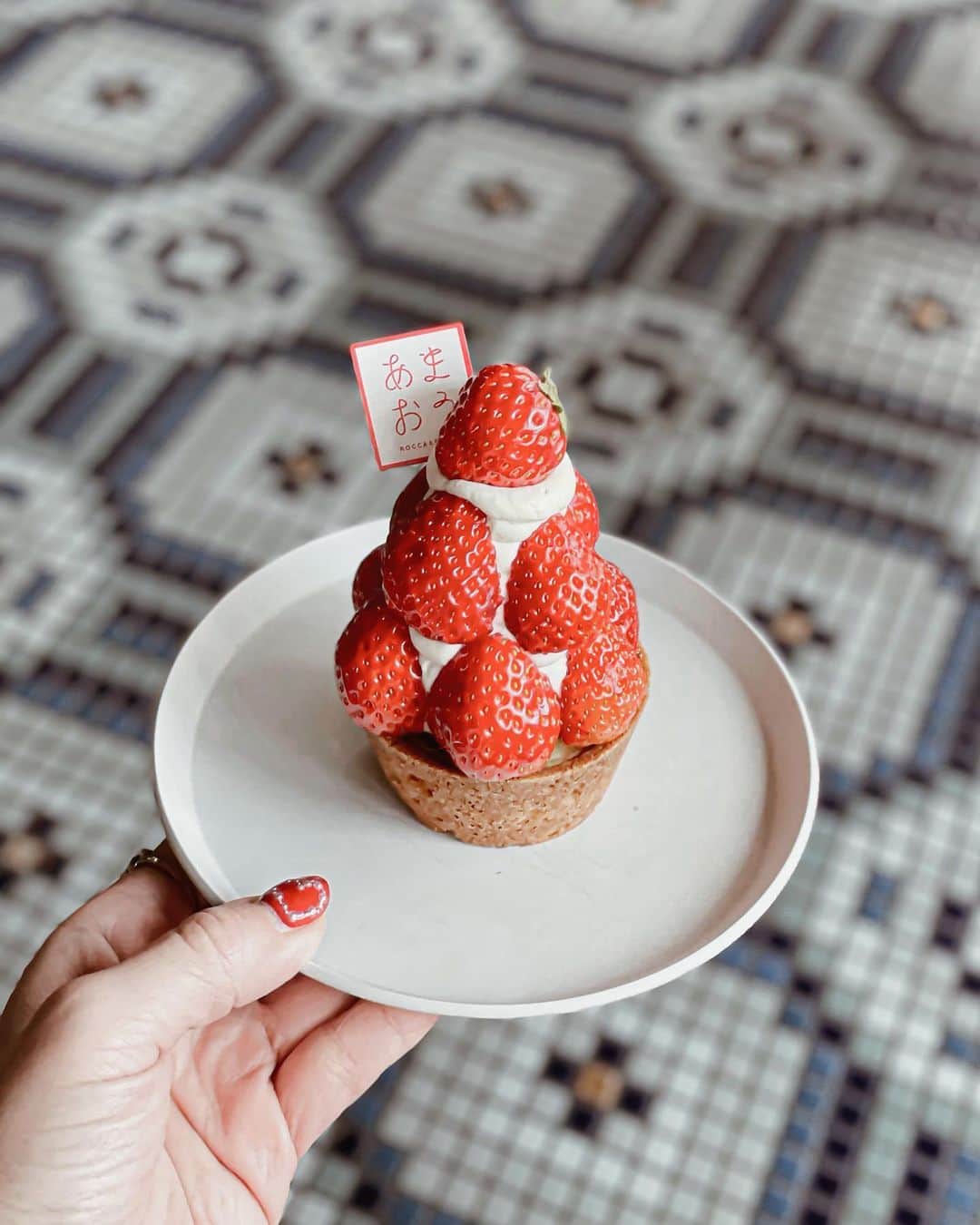 のインスタグラム：「🍓 . .  𝑅𝑂𝐶𝐶𝐴 &𝐹𝑅𝐼𝐸𝑁𝐷𝑆 𝐹𝐿𝑂𝑊 𝐾𝑌𝑂𝑇𝑂 あまおうとローズヒップティー🍓 . . あまおうをたっぷり使用した贅沢タルト🍓 隠し味にローズヒップティーゼリーを忍ばせて‥ ほのかに香るローズヒップティーが 心も身体も女子力アップ♥️ˎˊ˗ ﻿ . . 甘酸っぱいあまおうと自家製カスタード そしてロッカならではの 分厚いタルト生地もザクザク召し上がれ🍓ˎˊ˗ ﻿ . . . . . ﻿ 𝑅𝑂𝐶𝐶𝐴 &𝐹𝑅𝐼𝐸𝑁𝐷𝑆 𝐹𝐿𝑂𝑊 𝐾𝑌𝑂𝑇𝑂 @rocca.flow.kyoto  京都市右京区西院東今田町2-1﻿ 時間　11:00〜19:00 ドリンクラストオーダー　18時 （タルトは売り切れ次第終了）﻿ 定休日:月曜日 ※祝日営業﻿ ﻿ ———————————————————— 見てくださる方にプラスになる投稿をしていきます 是非いいね♡フォロー♡ よろしくお願いいたします𓅟 私の写真の編集については フォトレッスンでレクチャーをしています —————————————————————  #roccaandfriends#sweets#kyoto#roccaandfriendsflowkyoto#京都ケーキ#京都タルト#タルト専門店#ロッカアンドフレンズ#京都カフェ#京都ランチ#京都グルメ#京都スイーツ#高槻カフェ#高槻ランチ#高槻グルメ#カフェ好きな人と繋がりたい#いちごスイーツ#いちご#苺スイーツ#テイクアウト#食べ歩き#インスタグラム#インスタ映え#インフルエンサー#美味しい#西院#西院カフェ#西院スイーツ」