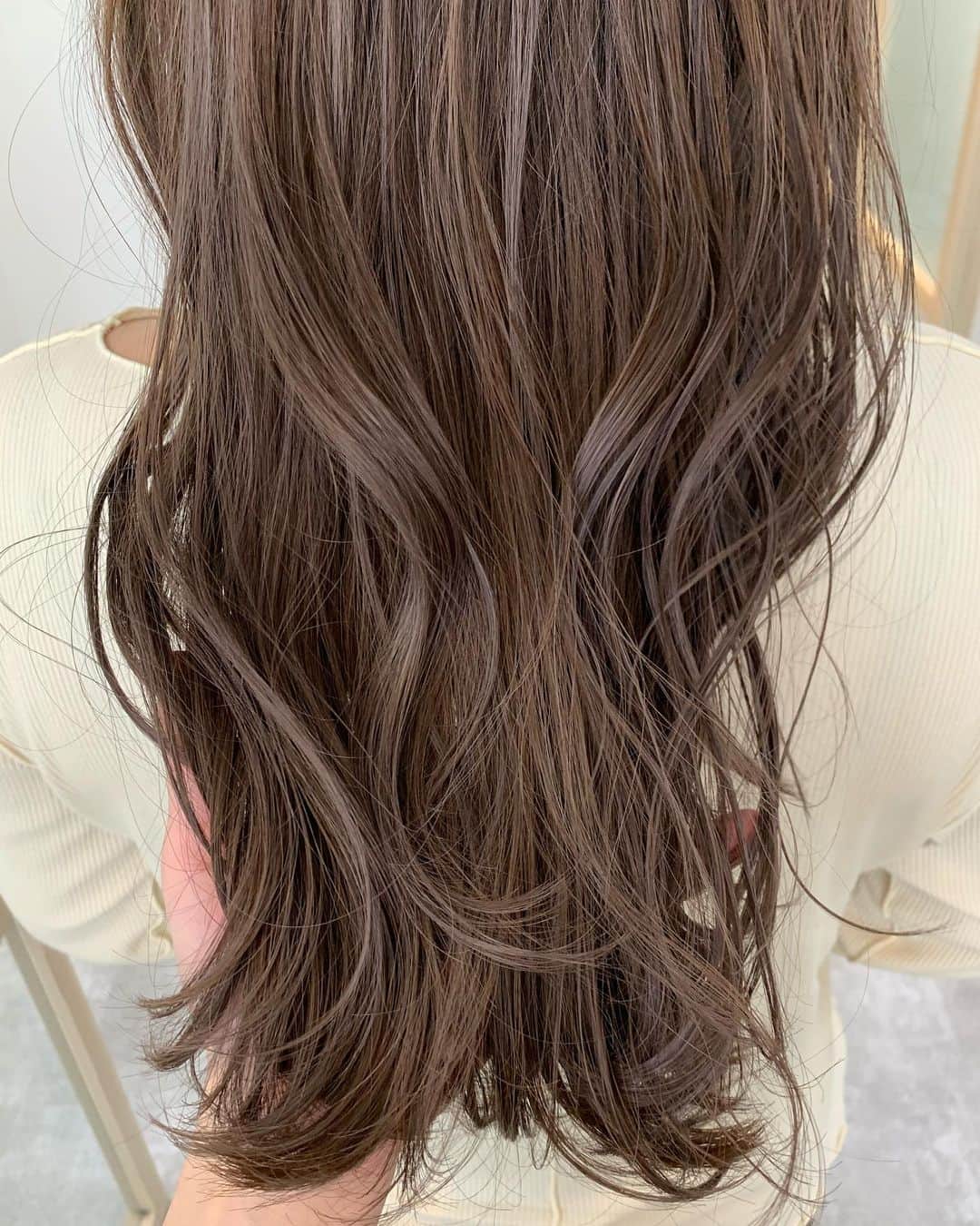 中西結梨花のインスタグラム：「ラベンダーとミルクティーとベージュ 🤎 ハイライトたっぷり入ってます☺️ . お洒落に、可愛く🌿 . . カット+ハイライト+カラー ¥22800 カット+ブリーチ+カラー ¥23800 . . #nakanishi_color#ミルクティーベージュ #お洒落モテヘア#ロングヘア #ブリーチカラー#ハイライトカラー #東京#東京美容室#新宿#新宿美容室」