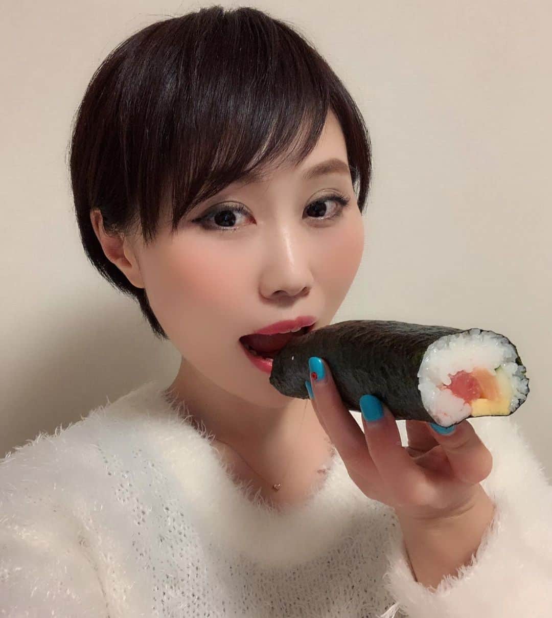 Karinのインスタグラム：「恵方巻き🍣🍣🍣  鬼は〜外〜👹福は〜内〜☺️節分は昨日だったことに気付き、初めて恵方巻きを作って、ちゃんと南南東を向いて食べました✨ ・ #節分 #2月2日 #鬼は外福は内 #恵方巻き #恵方巻き食べたよ #南南東 #南南東向いて」