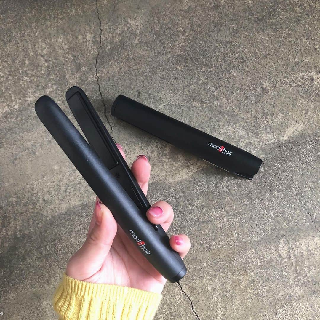 北岡りえさんのインスタグラム写真 - (北岡りえInstagram)「２枚目寝起きhair初動画です🎞  STYLISH MOBILE HAIR IRON  ついにモバイルヘアアイロンを♥ @mods_hair_stylingtools   くせっ毛ですぐうねるので🐏　湿気の日にもポーチに入る手のひらサイズで持ち歩きやすい、化粧品のようなサイズ感とデザインが○  最高温度は約190℃の本格派で、頑固なくせっ毛や前髪・おくれげのポイントセットも簡単にスタイリングできるのがほしかったんです🥺✨  むちゃくちゃ自己流の巻き方ですが😂笑 1分でできるくせっ毛前髪アレンジです🍐  #modshair #modshairstylingtools #modshairmobilecollection⁣ #modshairmobilehairiron⁣ #pr #modshairmobileheatcomb #モッズヘア #モッズヘアモバイルヘアアイロン #モバイルヘアアイロン #モバイルヒートコーム  #ヘアアイロン #ストレートアイロン #コテ #前髪アレンジ #MHS1341」2月3日 20時58分 - rie_kitaoka