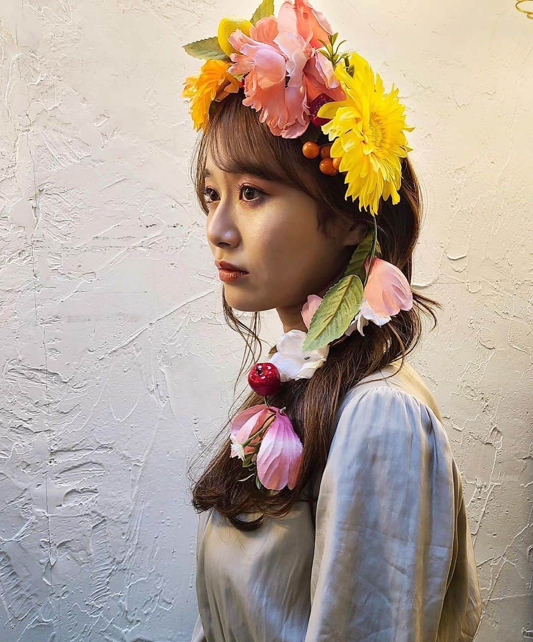 渡邊麻衣のインスタグラム：「.  久しぶりの撮影🍒 レポートもあと少し！  #作品撮り #フルーツ #果物 #カチューシャ #撮影 #撮影モデル #美容師 #絵画 #ワンピース」