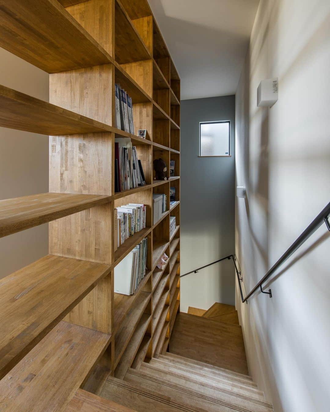 ルポハウス一級建築士事務所さんのインスタグラム写真 - (ルポハウス一級建築士事務所Instagram)「・ ・ ・ インパクト大な圧巻の本棚を眺めるダイニング。 ・ トーンを抑えたアクセントクロスも程よくマッチしています。 ・ ・ ・ 𓐌𓐌𓐌𓐌𓐌𓐌𓐌𓐌𓐌𓐌𓐌𓐌𓐌𓐌𓐌𓐌𓐌𓐌  ルポハウスの施工事例はこちらまで☞ @reposhouse  𓐌𓐌𓐌𓐌𓐌𓐌𓐌𓐌𓐌𓐌𓐌𓐌𓐌𓐌𓐌𓐌𓐌𓐌 #ルポハウス は#ちょっとかっこいい家 を"友人のために" という思いでつくっています。 一生に一度の#マイホーム。 「あなたにしかできない」×「ルポハウスだからできる」で、 私たちだけの#家づくり を思いっきり楽しんでみませんか？！ ・ ・ ・ #住宅 #注文住宅 #新築一戸建て #デザイナーズ住宅  #一級建築士事務所 #設計事務所  #滋賀県大津市 #滋賀県草津市 #滋賀県栗東市  #滋賀県近江八幡市 #キッチンインテリア #ダイニングインテリア #造作カップボード #造作本棚 #天井まで本棚 #ナラ無垢フローリング #リクシルキッチン」2月3日 20時59分 - reposhouse