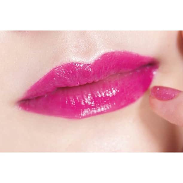 美的 Biteki's official Instagram! さんのインスタグラム写真 - (美的 Biteki's official Instagram! Instagram)「＼2021春新色／ 【チェリーピンクカラーで旬の愛され顔に♪】 ・ チェリーピンク、テラコッタピンク、ダスティピンク、マシュマロピンク… 一口にピンクと言っても様々な色みがあり、あなたの魅力を開花させるPinkメイクもきっとあるのです。大豊作な今年の春こそ自分にべストを見つけたい！ 2021年の春新色も素晴らしいアイテムが多くあり、テクニックをヘア＆メイクアップアーティストの高橋里帆さんに教えてもらいました♡ ・ 「肌の透明感を引き立てる青みのある“チェリーピンク”は、艶やかな質感がポイントに。青みピンクをマットな質感にしてしまうと、古い印象になりがちなので要注意。また、チークは頬から鼻筋の高い位置までつなげると、肌との一体感が高まり、自然なのに生き生きとした幸せ顔に♪」（高橋さん） ・ 使用したアイテム＆おすすめコスメを早速確認していきましょう♪ ・ 写真2枚目 1．アディクション ザ アイシャドウ マット 102M ￥2,000（モデル使用色／限定品） ・ 2．レ・メルヴェイユーズ ラデュレ リキッド ルージュ 07 ￥3,200 ・ 3．ポール ＆ ジョー ジェル ブラッシュ 003 ￥3,000（モデル使用色／限定品） ・ 4．ジルスチュアート アイジュエルデュー ライナー 02 ￥2,200（限定品） ・ 5．アナ スイ ネイルカラー 318 ￥1,800 ・ ＼チェリーピンクにべストマッチなOther itemはコレ！／ 3枚目 アナ スイ ネイルカラー 321 ￥1,800 ・ 4枚目 トゥー フェイスド ～ダイヤモンドライト シリーズ～ マルチユース ハイライター トリオ ￥5,000（限定発売） ・ 5枚目 SUQQU シグニチャー カラー アイズ 01 ￥7,000 ・ 6枚目 ＼鼻上にもほんのり仕込めば肌との一体感がアップ！／ チークは適量をスポンジにとり、涙袋の下辺りに丸くポンポンと入れて。スポンジに残った分を鼻筋の高い位置にも軽くのせると、肌に溶け込むようになじませて見せる効果が。 ・ 7枚目 ＼オーバーリップでリップの存在感を強調！／ 鮮やかな色味のリップをあえて自分の唇よりもひと回り大きめに仕上げると、華やかに。 特に、下唇を少し大きめに塗ると、ぽってりとしたキュートな唇が完成。 ・ Point 「繊細なパールが柔らかな光沢感を与えるアイテムが好相性。ハイライト（トゥーフェイスドの中央）はあご先、鼻先、目元のCゾーンにON。アイシャドウは定番ブラウンでリップ＆チークを引き立てて」（高橋さん） ・ ジューシーなチェリーピンクで究極の愛されフェースに♪是非挑戦してみてくださいね♡ ・ #椎名美月 #春コスメ2021 #春メイク2021 #春メイク #新作コスメ #自分磨き #bitekicom #コスメ好きさんと繋がりたい #メイク好きさんと繋がりたい #美容 #美的 #美的メイク #メイク好き #美ボディ #女子力向上委員会 #美容好きな人と繋がりたい #コスメ #美肌 #コスメオタク #美肌になりたい #美容好きさんと繋がりたい #美意識高い人と繋がりたい #コスメ好きな人と繋がりたい #美容垢さんと繋がりたい #メイク好きな人と繋がりたい #美活」2月3日 21時00分 - bitekicom