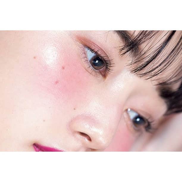 美的 Biteki's official Instagram! さんのインスタグラム写真 - (美的 Biteki's official Instagram! Instagram)「＼2021春新色／ 【チェリーピンクカラーで旬の愛され顔に♪】 ・ チェリーピンク、テラコッタピンク、ダスティピンク、マシュマロピンク… 一口にピンクと言っても様々な色みがあり、あなたの魅力を開花させるPinkメイクもきっとあるのです。大豊作な今年の春こそ自分にべストを見つけたい！ 2021年の春新色も素晴らしいアイテムが多くあり、テクニックをヘア＆メイクアップアーティストの高橋里帆さんに教えてもらいました♡ ・ 「肌の透明感を引き立てる青みのある“チェリーピンク”は、艶やかな質感がポイントに。青みピンクをマットな質感にしてしまうと、古い印象になりがちなので要注意。また、チークは頬から鼻筋の高い位置までつなげると、肌との一体感が高まり、自然なのに生き生きとした幸せ顔に♪」（高橋さん） ・ 使用したアイテム＆おすすめコスメを早速確認していきましょう♪ ・ 写真2枚目 1．アディクション ザ アイシャドウ マット 102M ￥2,000（モデル使用色／限定品） ・ 2．レ・メルヴェイユーズ ラデュレ リキッド ルージュ 07 ￥3,200 ・ 3．ポール ＆ ジョー ジェル ブラッシュ 003 ￥3,000（モデル使用色／限定品） ・ 4．ジルスチュアート アイジュエルデュー ライナー 02 ￥2,200（限定品） ・ 5．アナ スイ ネイルカラー 318 ￥1,800 ・ ＼チェリーピンクにべストマッチなOther itemはコレ！／ 3枚目 アナ スイ ネイルカラー 321 ￥1,800 ・ 4枚目 トゥー フェイスド ～ダイヤモンドライト シリーズ～ マルチユース ハイライター トリオ ￥5,000（限定発売） ・ 5枚目 SUQQU シグニチャー カラー アイズ 01 ￥7,000 ・ 6枚目 ＼鼻上にもほんのり仕込めば肌との一体感がアップ！／ チークは適量をスポンジにとり、涙袋の下辺りに丸くポンポンと入れて。スポンジに残った分を鼻筋の高い位置にも軽くのせると、肌に溶け込むようになじませて見せる効果が。 ・ 7枚目 ＼オーバーリップでリップの存在感を強調！／ 鮮やかな色味のリップをあえて自分の唇よりもひと回り大きめに仕上げると、華やかに。 特に、下唇を少し大きめに塗ると、ぽってりとしたキュートな唇が完成。 ・ Point 「繊細なパールが柔らかな光沢感を与えるアイテムが好相性。ハイライト（トゥーフェイスドの中央）はあご先、鼻先、目元のCゾーンにON。アイシャドウは定番ブラウンでリップ＆チークを引き立てて」（高橋さん） ・ ジューシーなチェリーピンクで究極の愛されフェースに♪是非挑戦してみてくださいね♡ ・ #椎名美月 #春コスメ2021 #春メイク2021 #春メイク #新作コスメ #自分磨き #bitekicom #コスメ好きさんと繋がりたい #メイク好きさんと繋がりたい #美容 #美的 #美的メイク #メイク好き #美ボディ #女子力向上委員会 #美容好きな人と繋がりたい #コスメ #美肌 #コスメオタク #美肌になりたい #美容好きさんと繋がりたい #美意識高い人と繋がりたい #コスメ好きな人と繋がりたい #美容垢さんと繋がりたい #メイク好きな人と繋がりたい #美活」2月3日 21時00分 - bitekicom