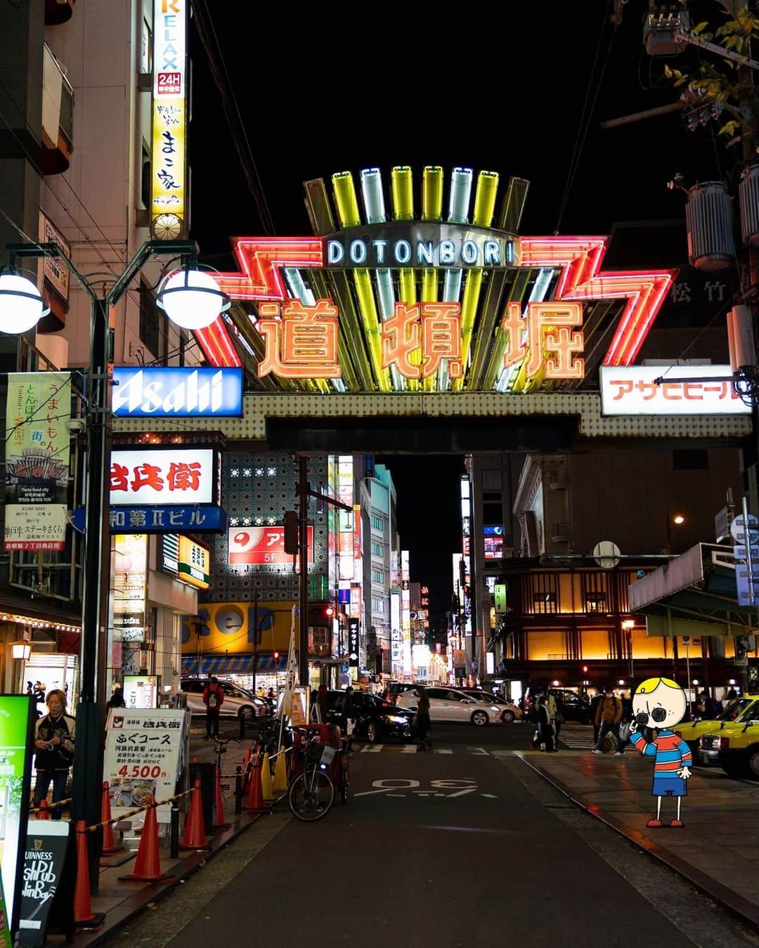 のインスタグラム：「Welcome to Dotonbori! This famous sightseeing area of Osaka is so different day and night ✨   道頓堀へようこそ！ 大阪の中でも有名な観光スポットのこの場所は、昼と夜でまた違った雰囲気が楽しめる✨  ————————————————————— #maido #withOsakaBob #OSAKA #osakatrip #japan #nihon #OsakaJapan #大坂 #오사카 #大阪 #Оsака #Осака #โอซาก้า #dotonbori #namba #なんば #道頓堀」